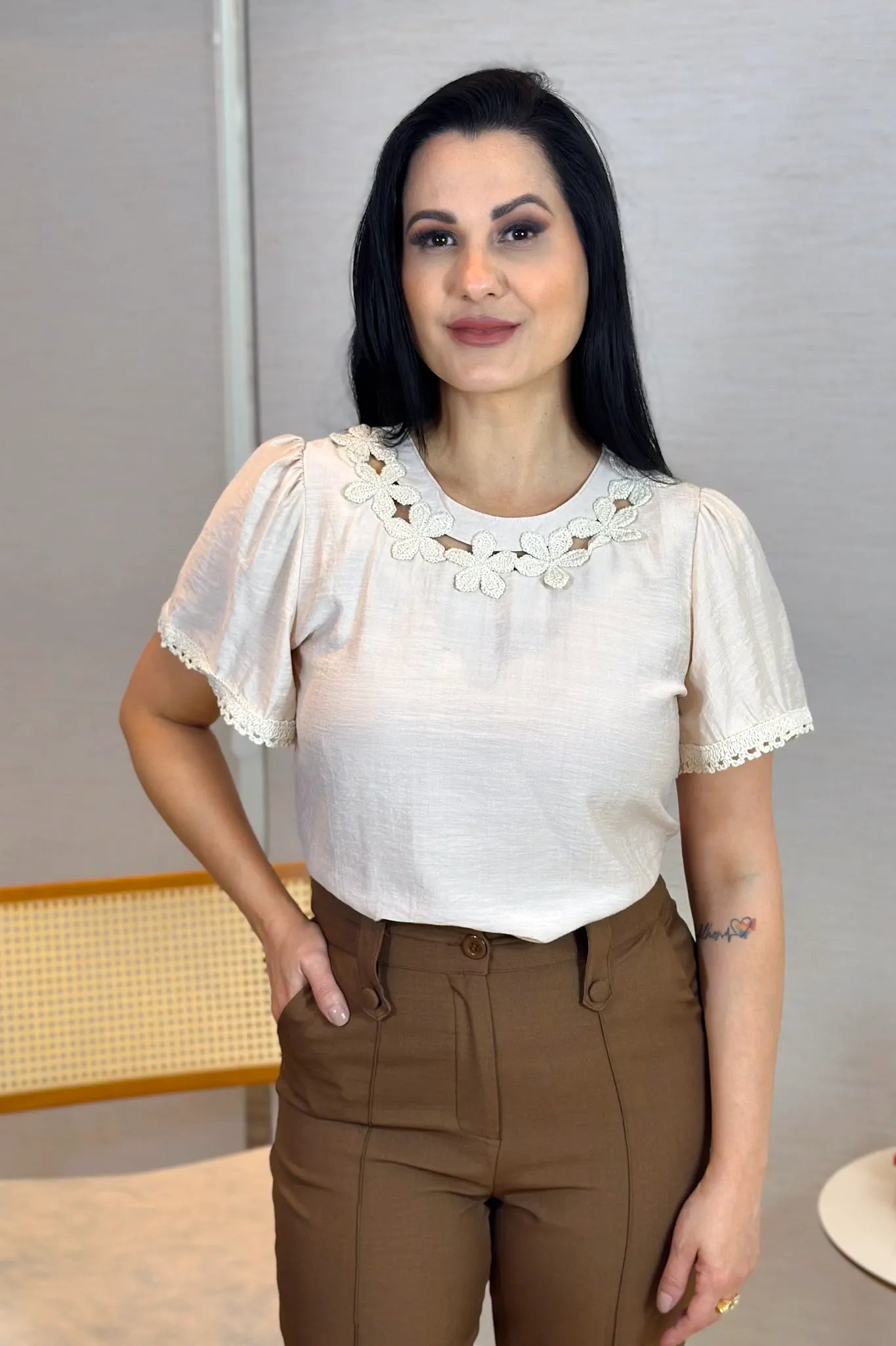 Blusa Manga Curta Visco Acetinado Detalhe Bordado Mabel Creme
