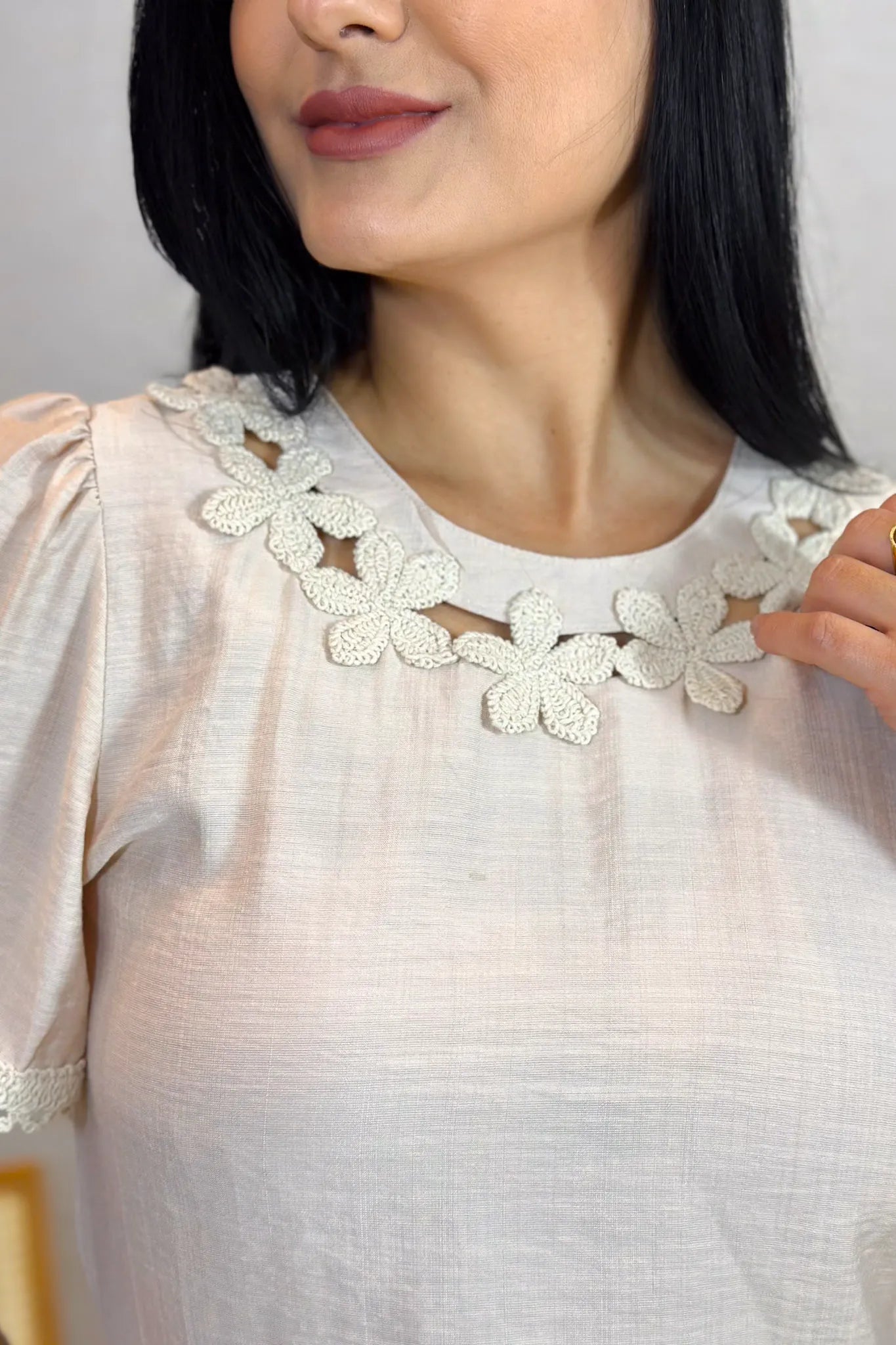 Blusa Manga Curta Visco Acetinado Detalhe Bordado Mabel Creme