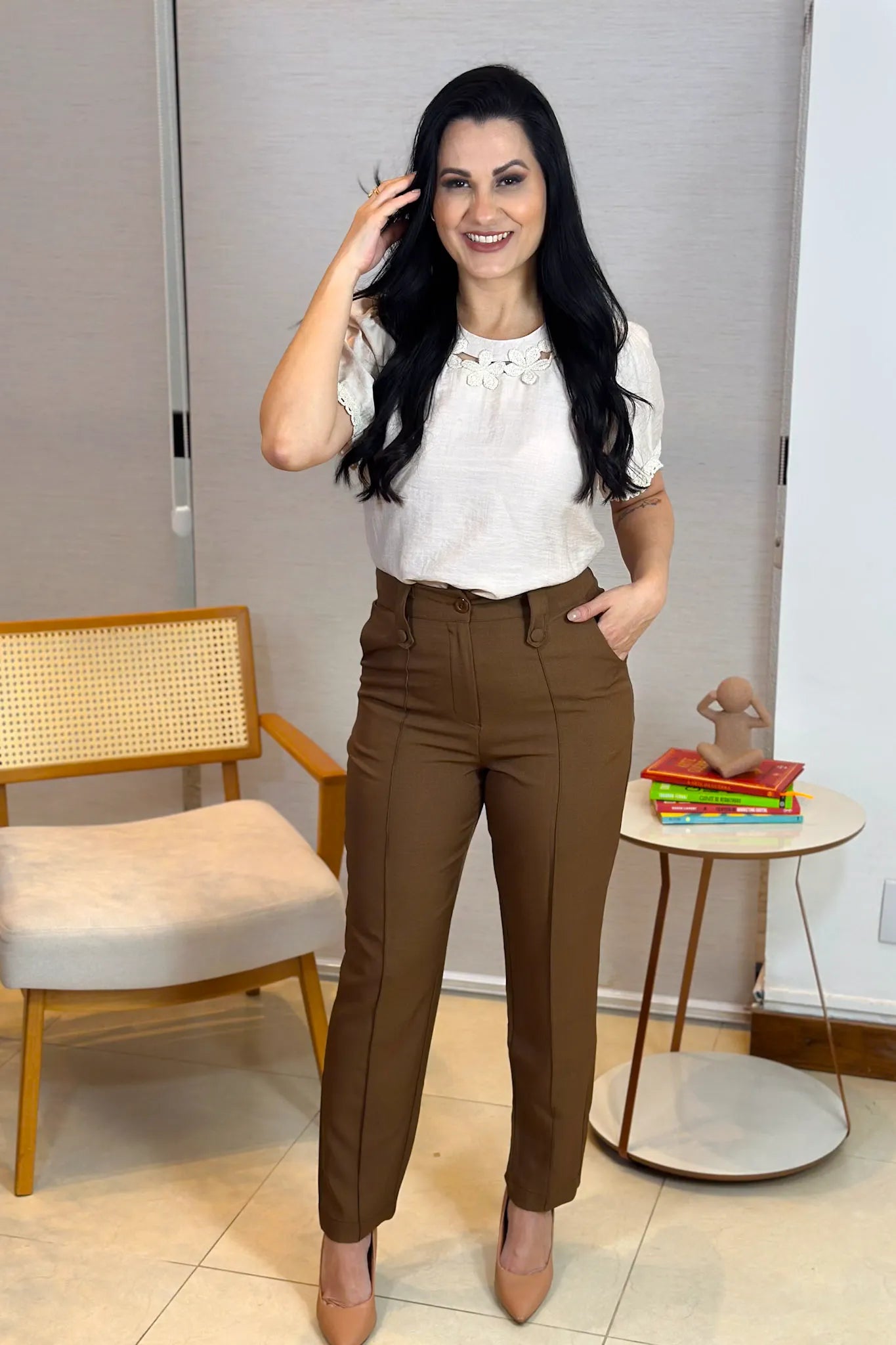 Blusa Manga Curta Visco Acetinado Detalhe Bordado Mabel Creme