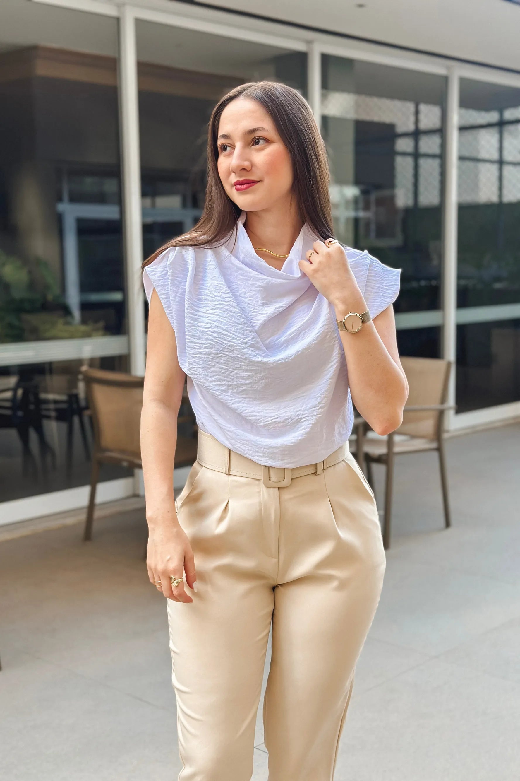 Conjunto: Blusa Manga Curta Gola Boba Andressa Branca + Calça Cenoura Cinto Encapado Bege