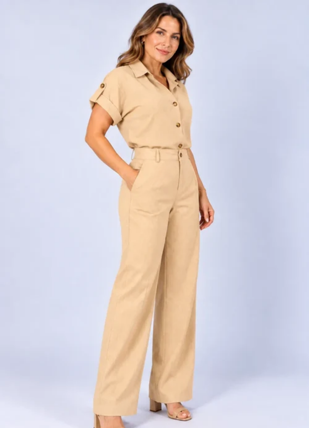 Calça em Crepe Confort com Botão Dourado Penélope Bege