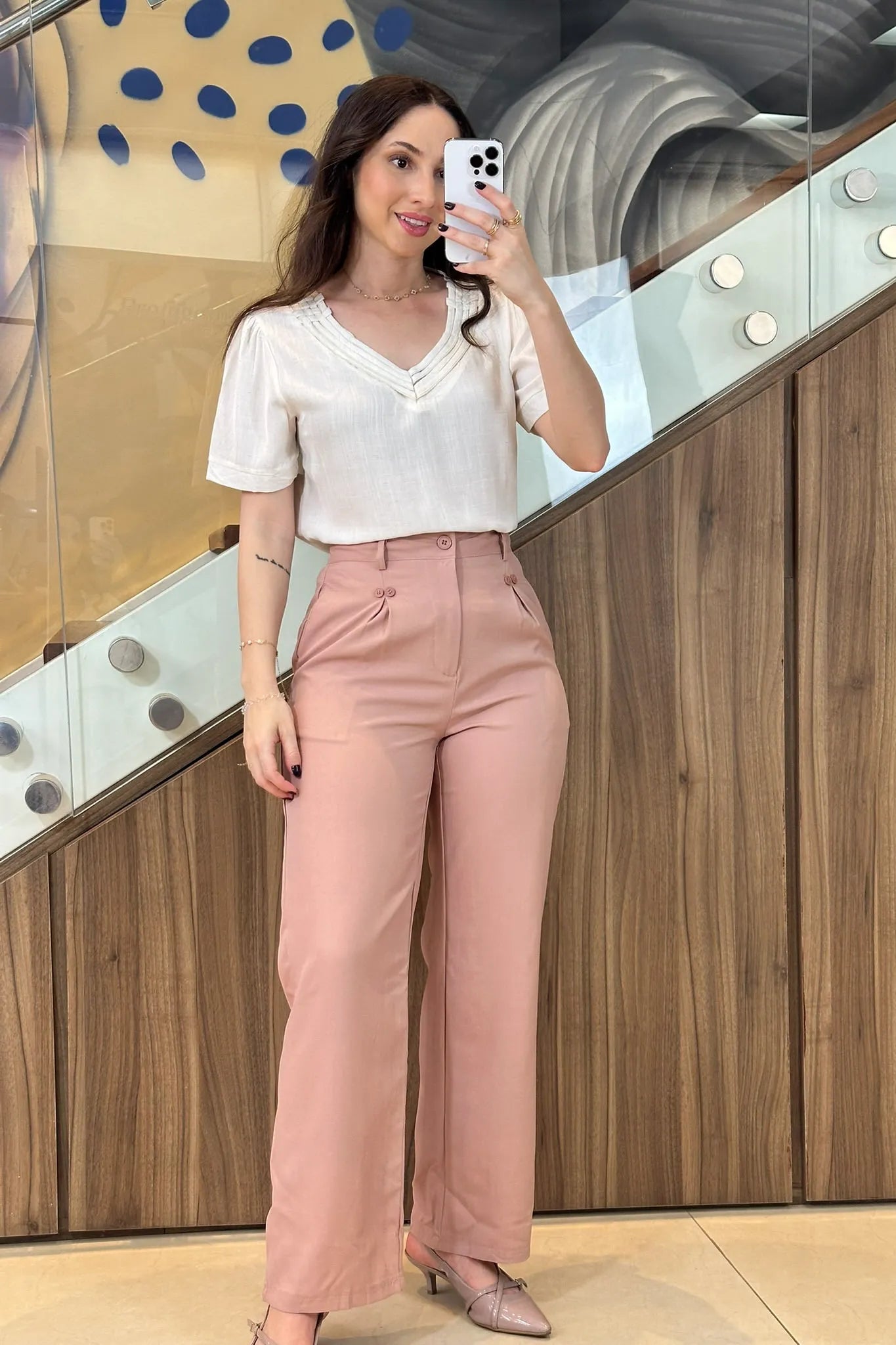 Conjunto: Blusa Manga Curta Detalhe Decote "V" Visco-Linho Marília Creme + Calça Pantalona Detalhe Botões Crepe Alfaiataria Larissa Rose