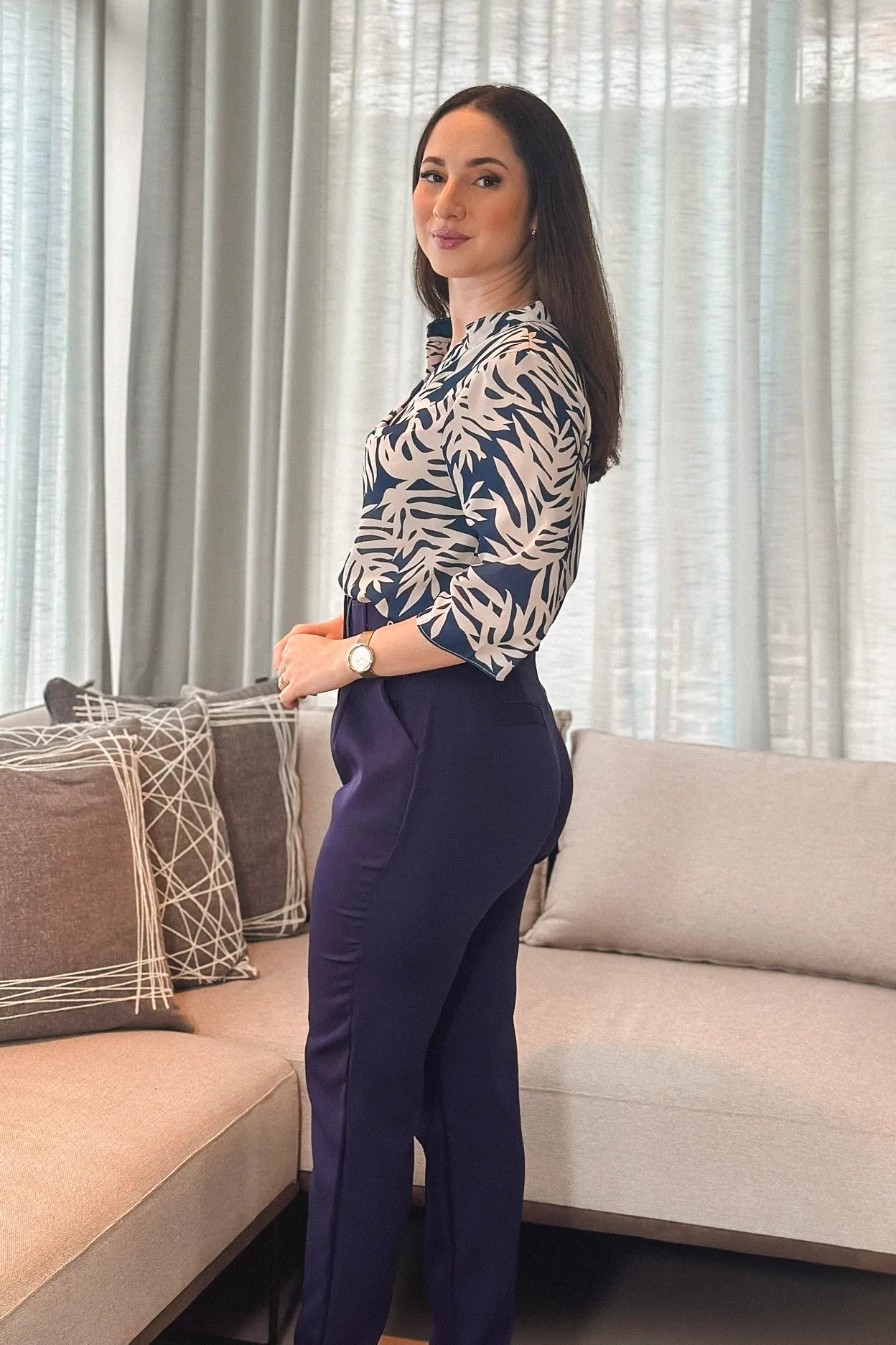 Conjunto: Blusa Manga 3/4 Decote "V" Deise Estampada Azul + Calça Cinto Encapado Cenoura Azul Marinho