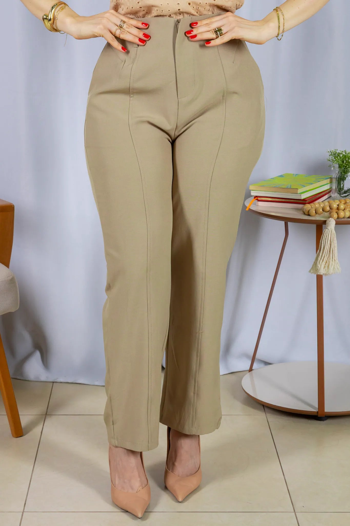 Calça Alfaiataria Corte Reto Friso e Cós Infinito Bianca Caqui