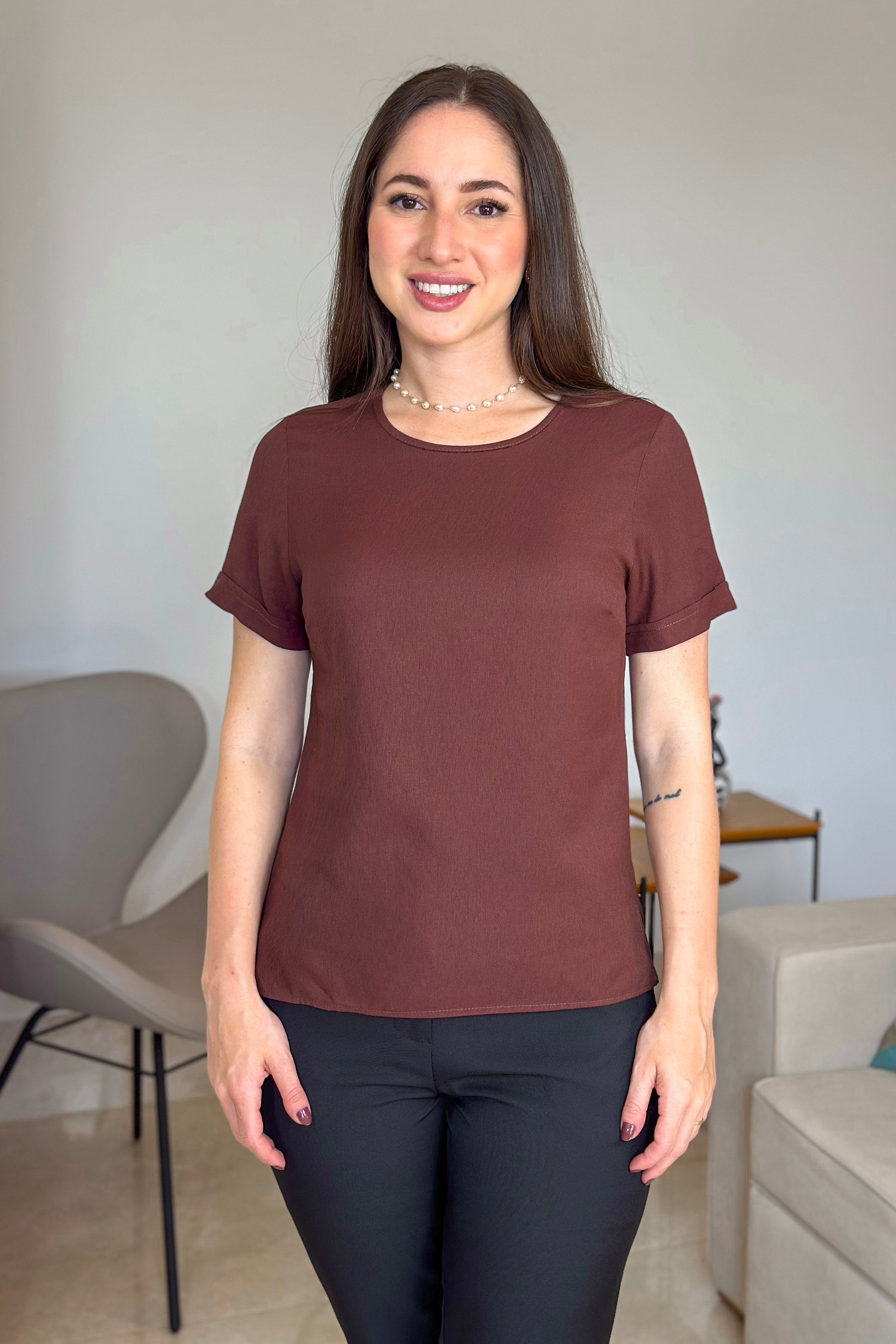 Blusa Manga Curta Em Visco Soft Recorte Costa Detalhe Ondulado Julieta Marrom