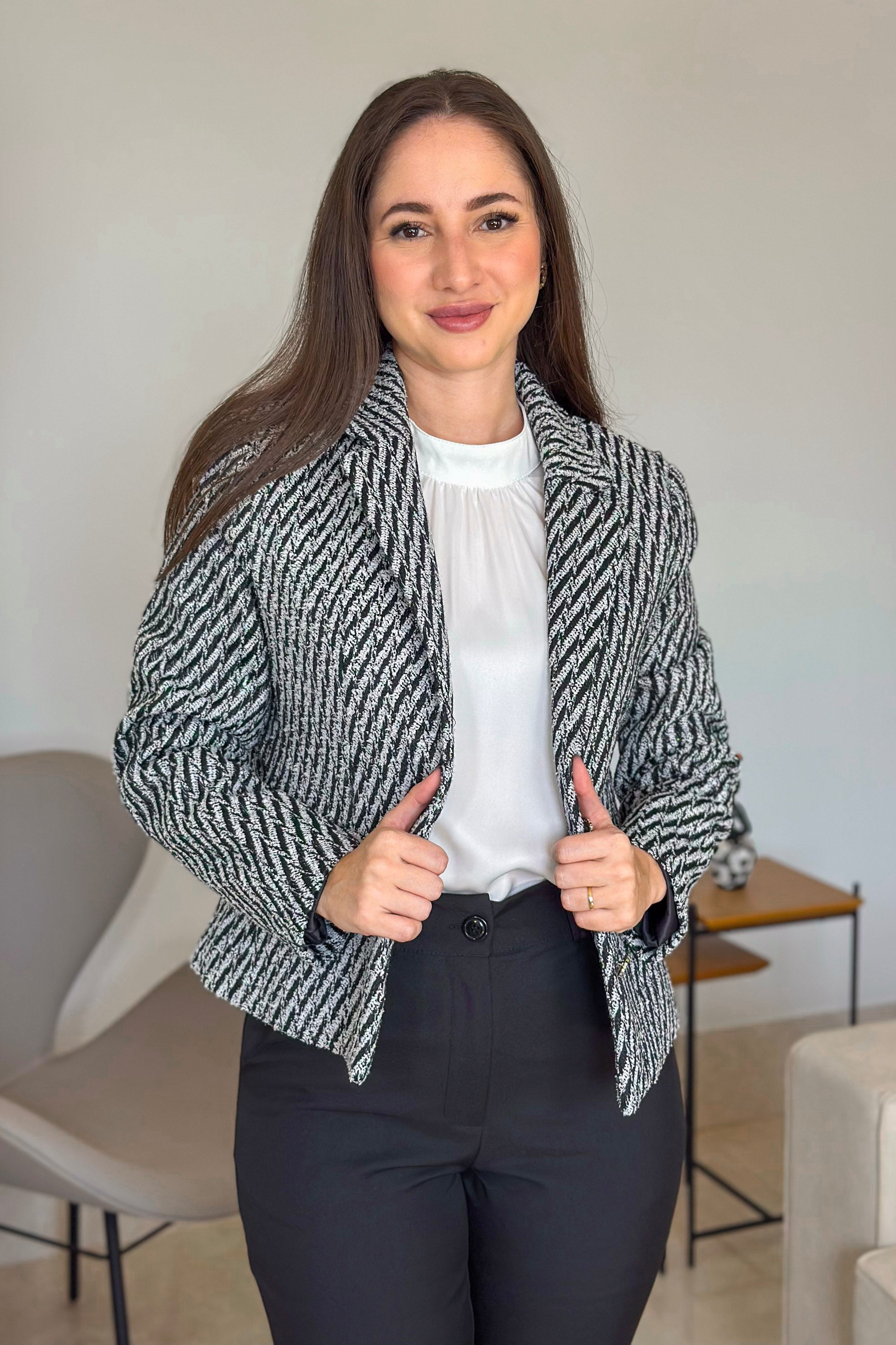 Casaco Clássico Em Chevron Madalena Estampado Preto