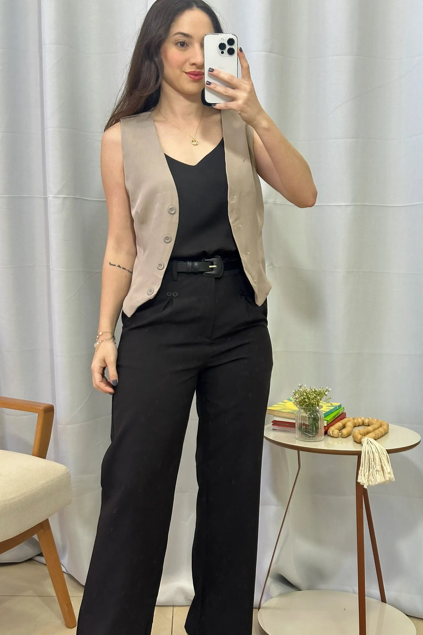 Conjunto: Blusa Regata Decote "V" Acetinada Fernanda Torres Preta + Colete Curto Regata Alfaiataria Detalhe Botões Paolla Oliveira Bege + Calça Pantalona Detalhe Botões Crepe Alfaiataria Larissa Preta
