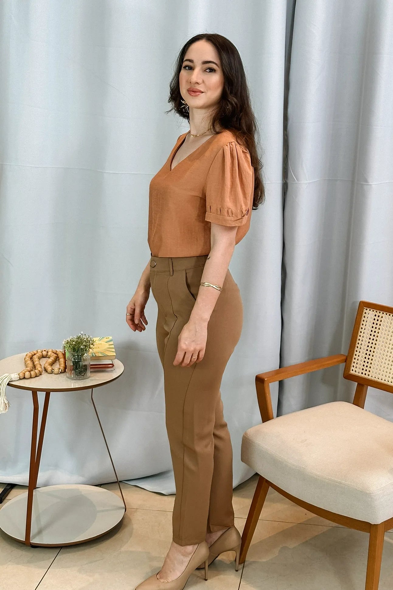 Conjunto: Blusa Manga Curta Decote "V" Visco Nature Gal Costa Bege + Calça Corte Reto Detalhe Friso Crepe Milano Eliana Bezerra Bege