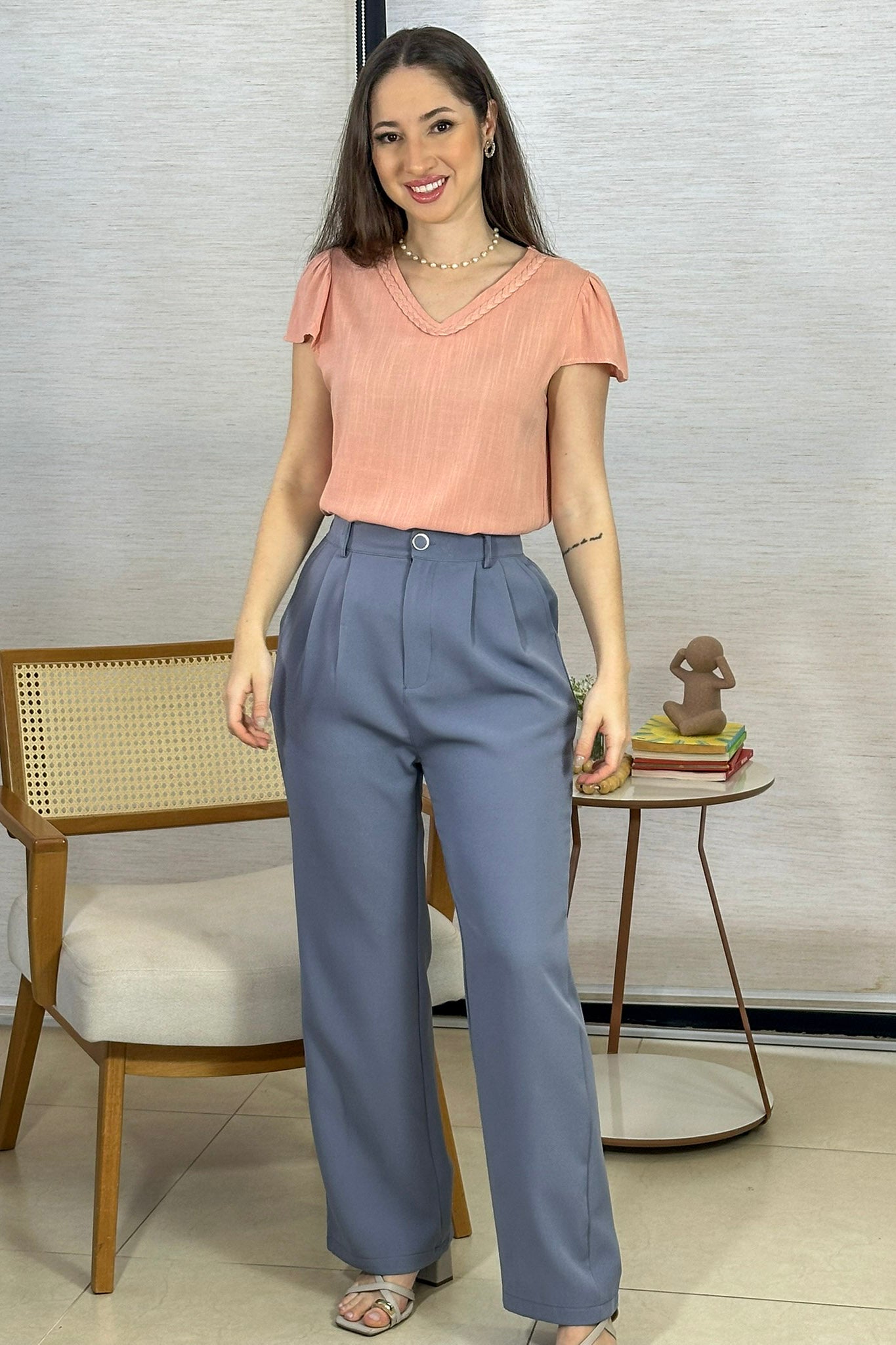Conjunto: Blusa Manga Curta Detalhe Gola Trançada Visco-linho Leila Rosa + Calça Pantalona Crepe Milano Detalhe Botão Encapado Elena Azul