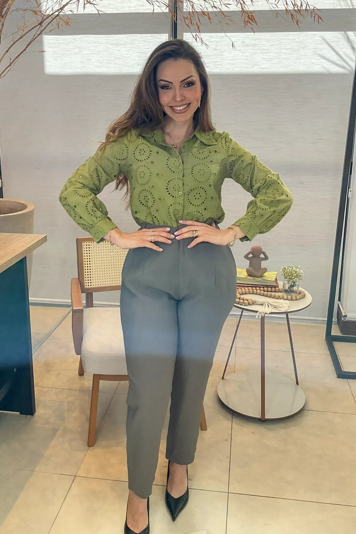 Conjunto: Camisa Manga Longa Em Laise Maia Verde Militar + Calça Corte Reto Alfaiataria Serena Laísa Verde Militar