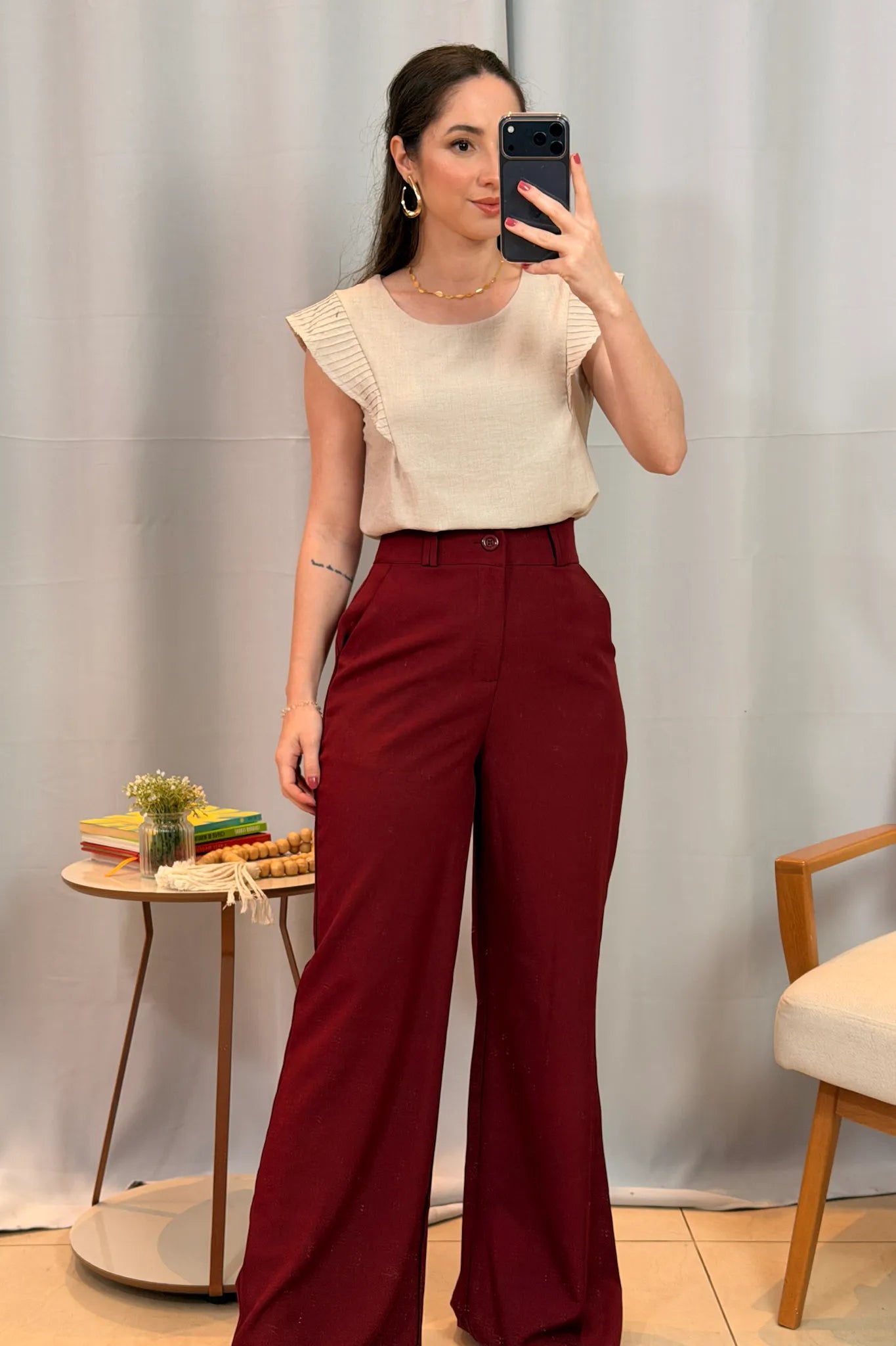 Conjunto: Blusa Regata Detalhe Babado Maísa Visco Essenza Bege + Calça Pantalona Alfaiataria Lux Detalhe Passador Grazi Massafera Marsala