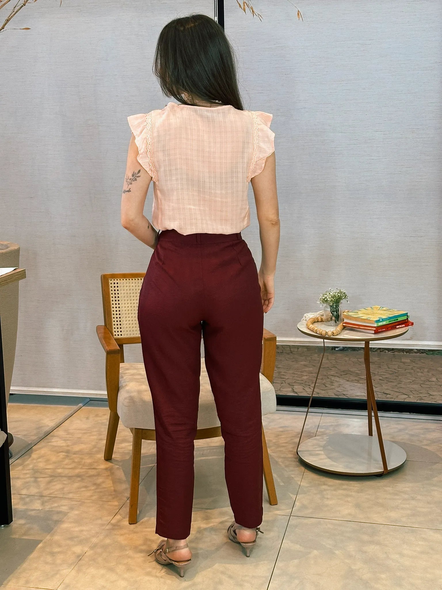 Conjunto: Blusa Detalhe Bordado Manga Soft Cotton Selena Rosa + Calça Corte Reto Alfaiataria Serena Laísa Marsala