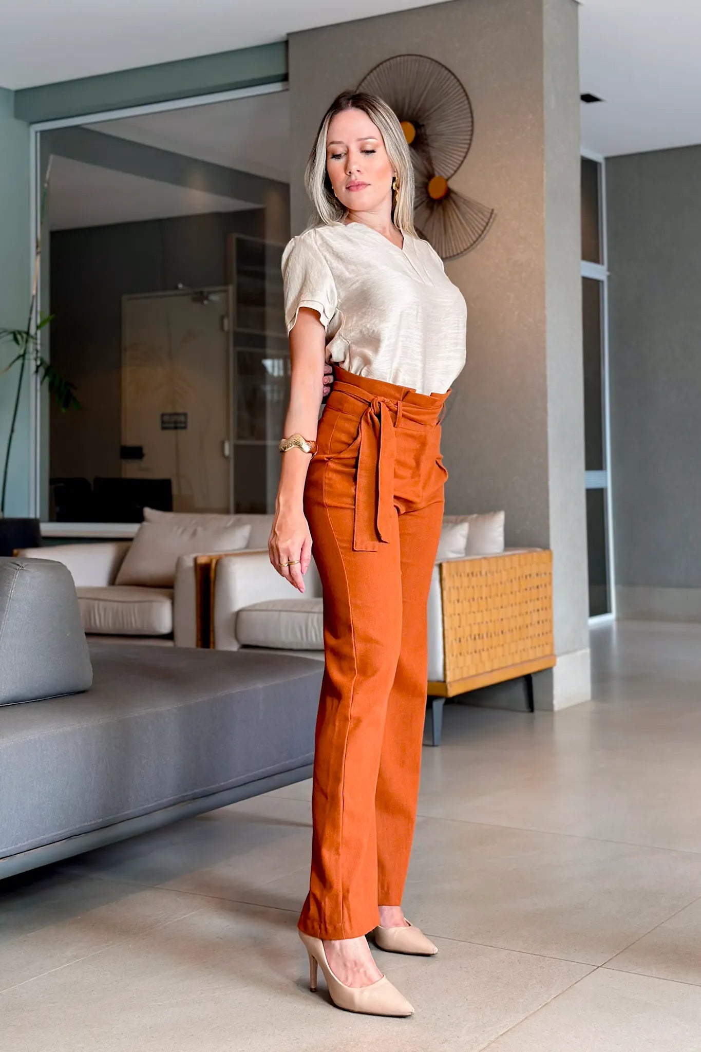 Blusa Manga Curta Decote "V" Graziela Bege