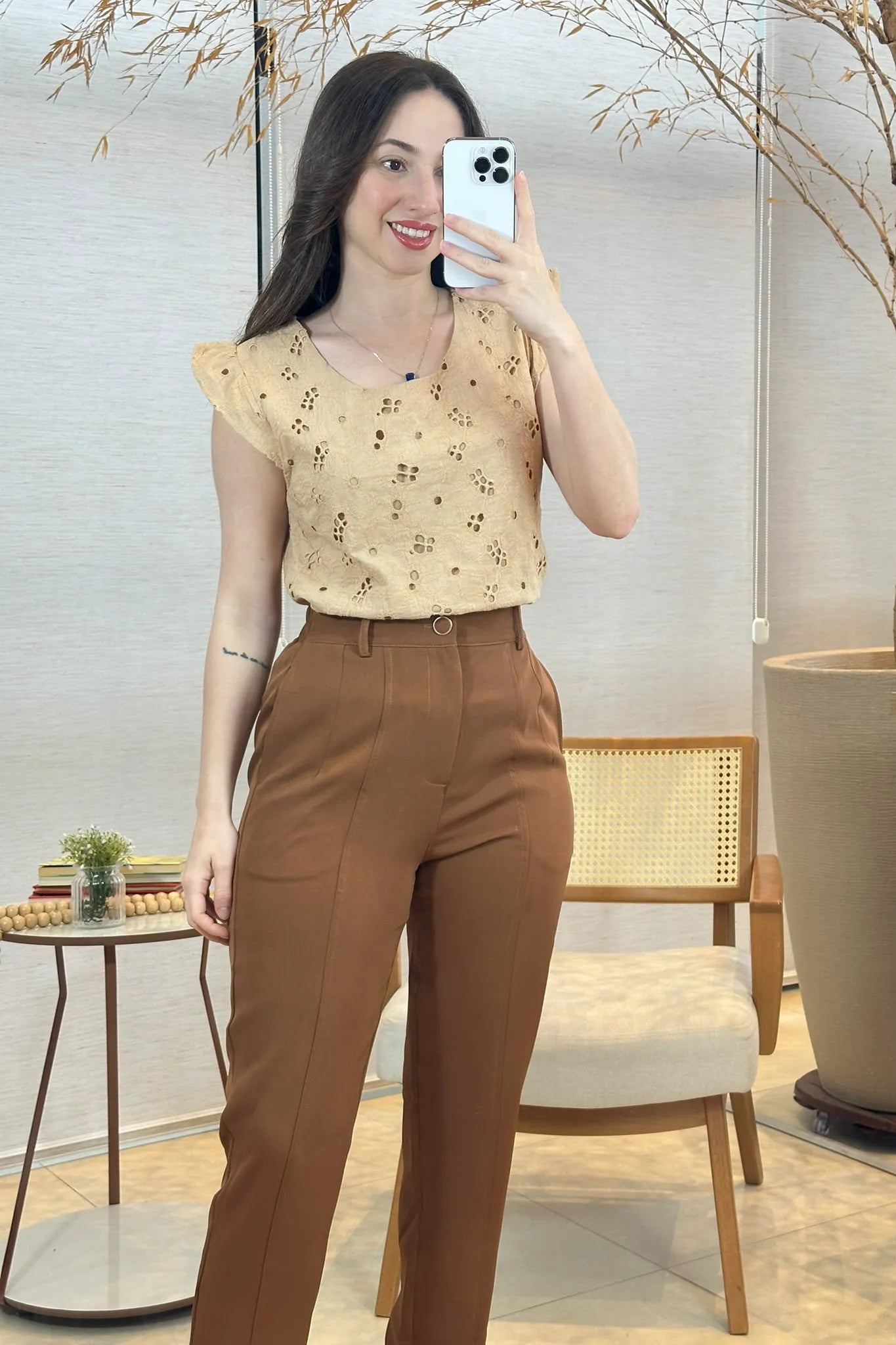 Conjunto: Blusa Regata Em Algodão Textura Bordada Laise Suzy Bege + Calça Corte Reto Detalhe Botão Encapado Em Crepe Milano Maria Marrom