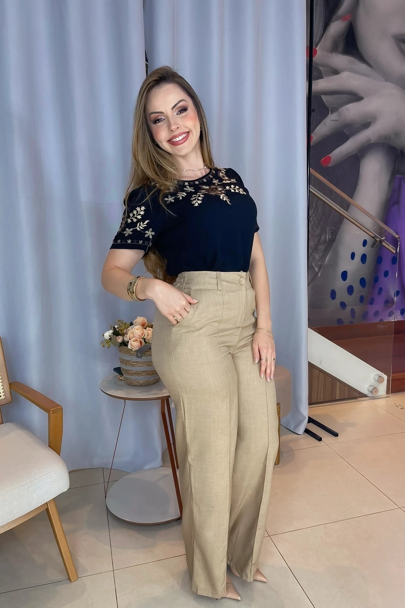 Conjunto: Blusa Manga Curta Visco-Linho Detalhes Bordados em Flores Darcy Preta + Calça Corte Reto Cotton Alfaiataria Lisse Detalhe em Friso Ariane Bege