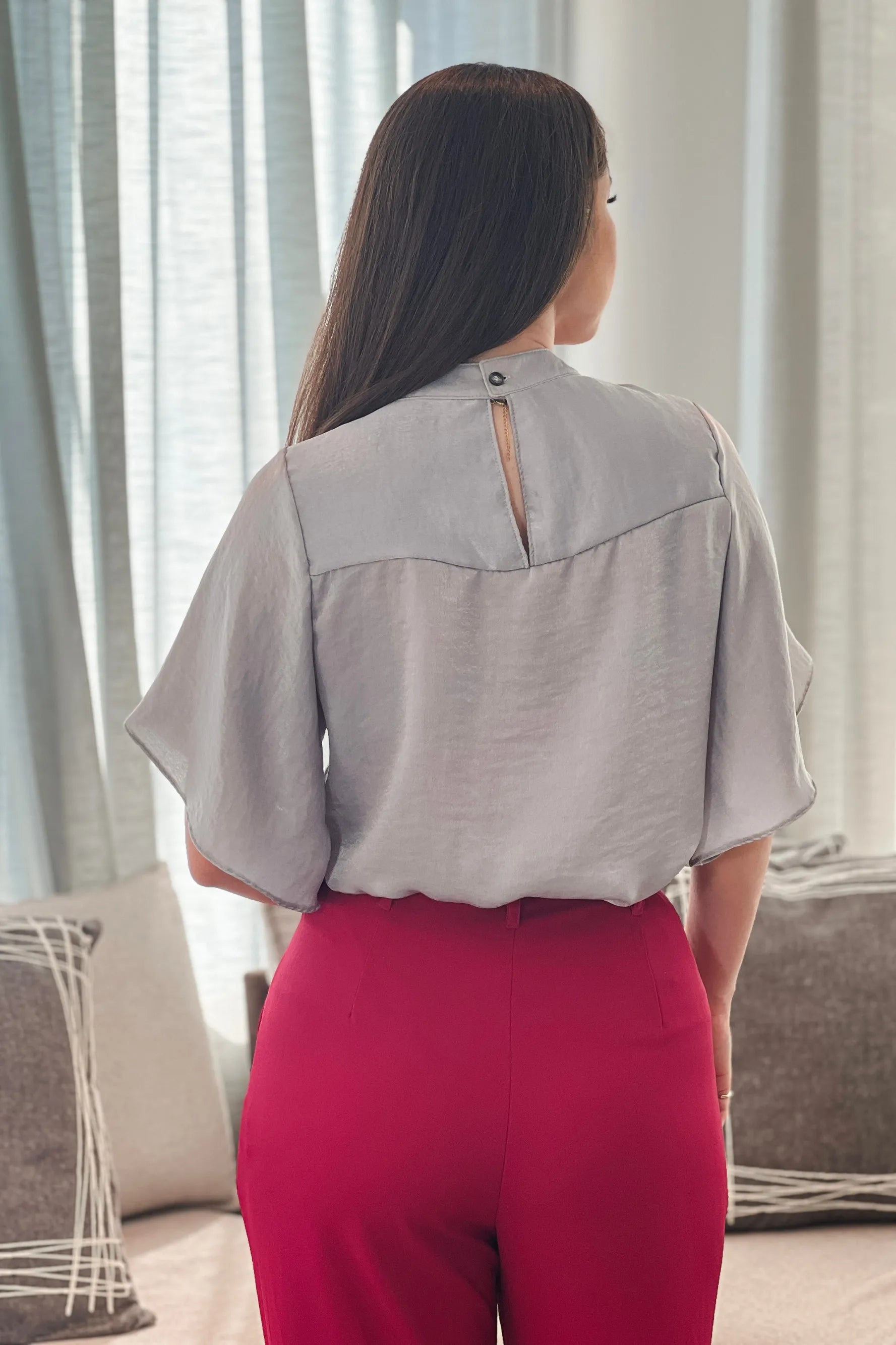 Blusa Pregas Colo Lisa Manga Flutuante Erica Cinza