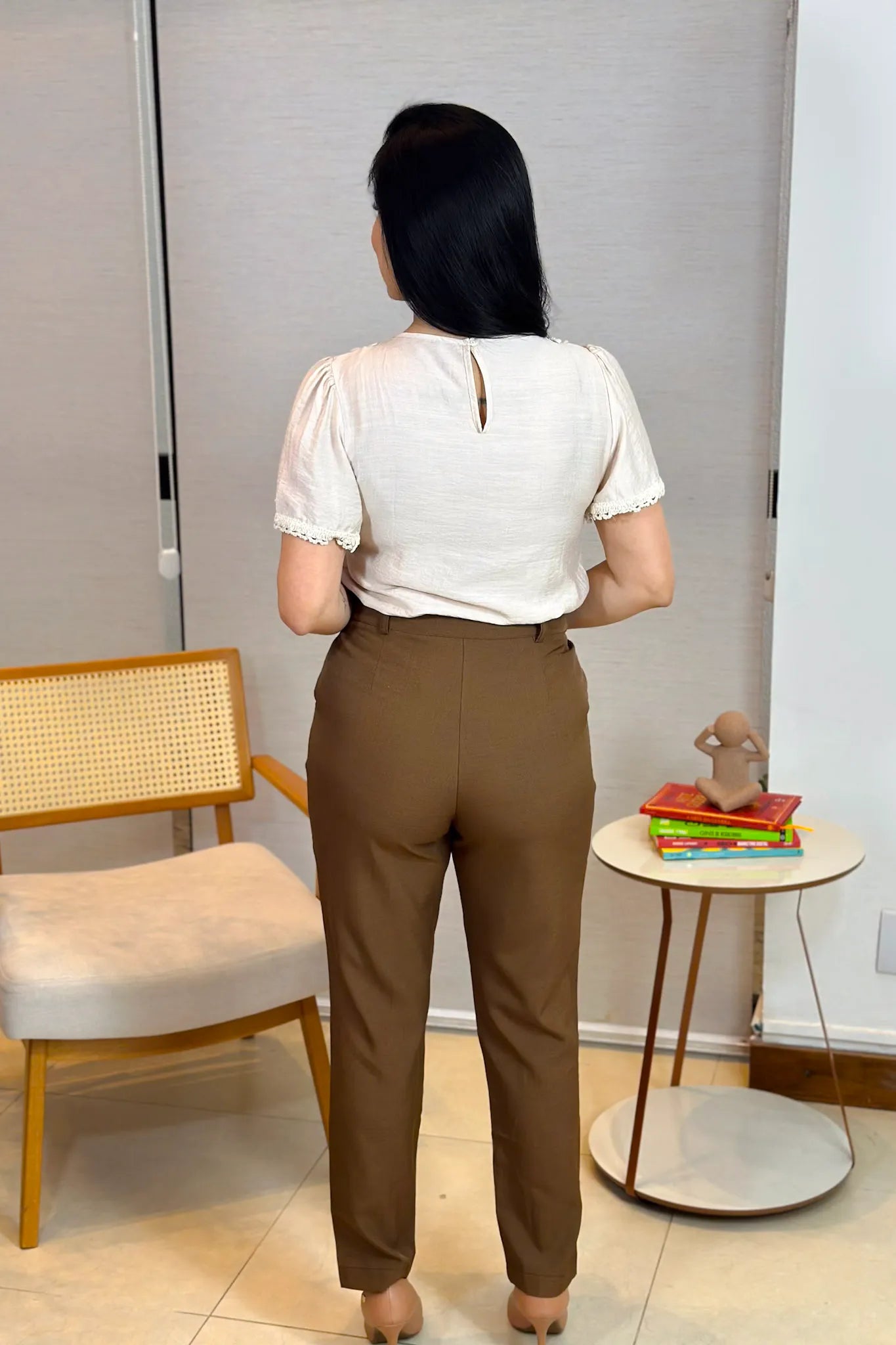 Blusa Manga Curta Visco Acetinado Detalhe Bordado Mabel Creme