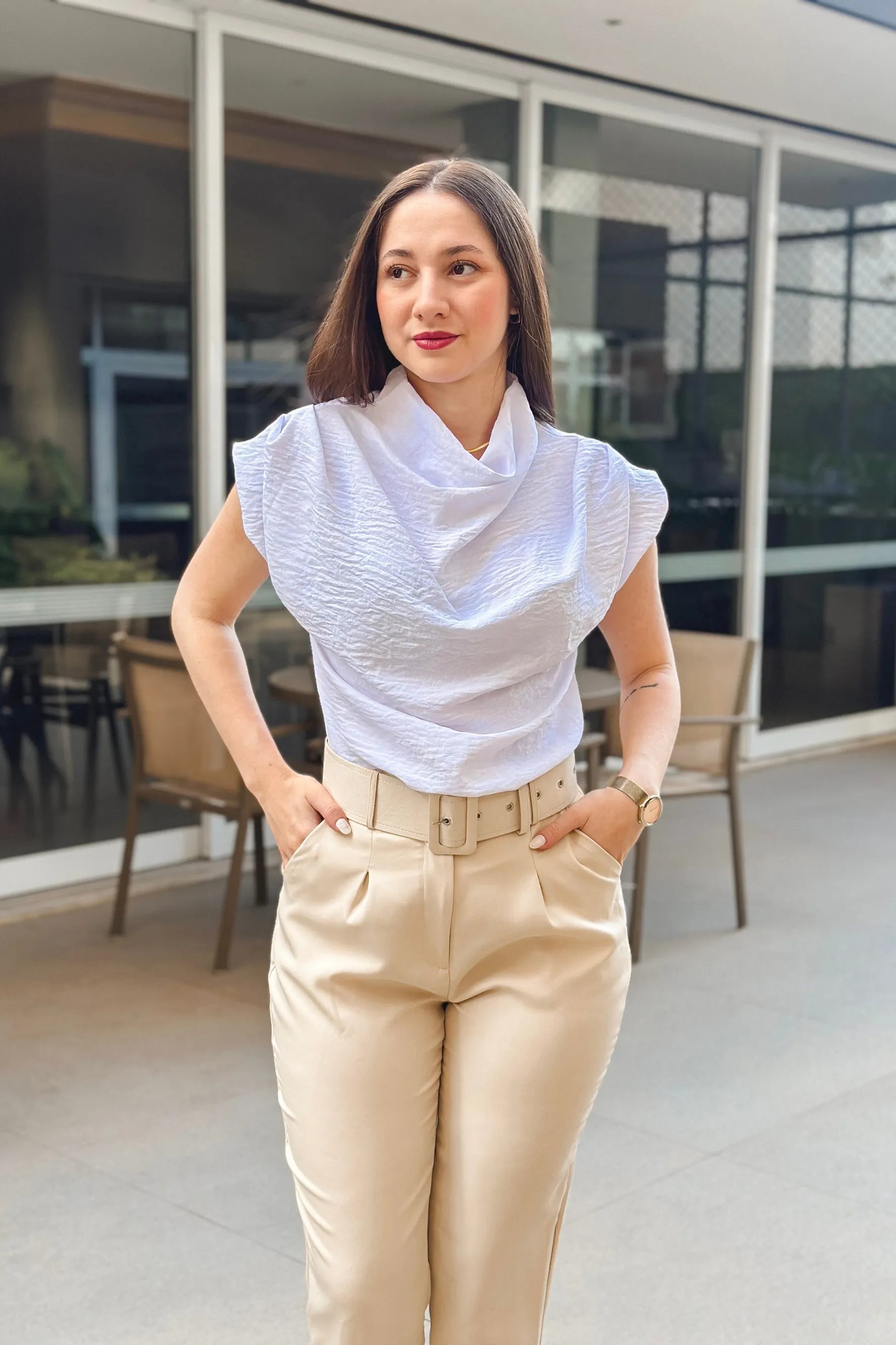 Conjunto: Blusa Manga Curta Gola Boba Andressa Branca + Calça Cenoura Cinto Encapado Bege