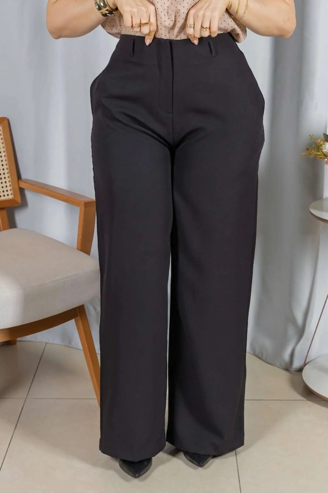 Calça Pantalona em Alfaiataria com Cinto Encapado Cinthia Preta