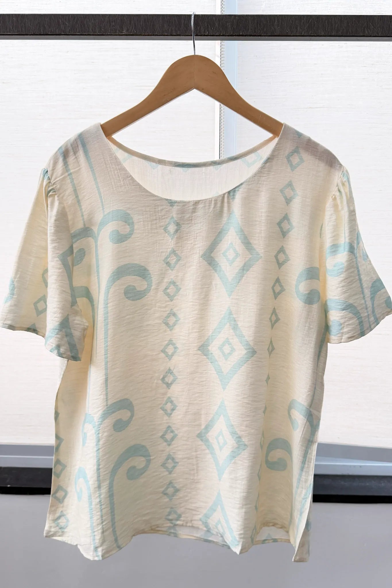 Blusa Manga Curta Detalhe Botão Vânia Estampada Azul Claro