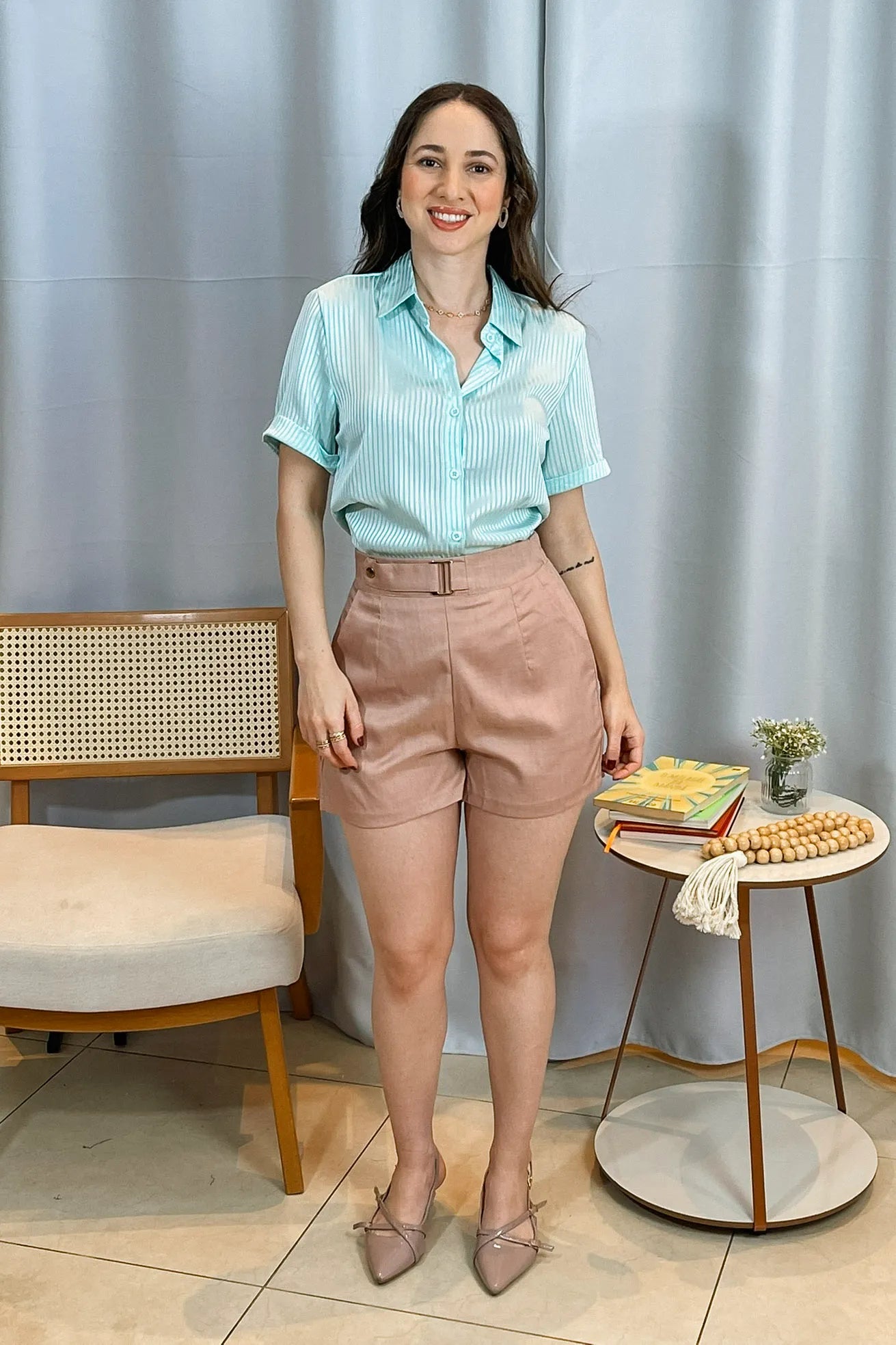 Conjunto: Camisa Manga Curta Crepe Acetinado Glaucia Ciano + Shorts Detalhe Fivela Metálica Alfaiataria Lux Eliane Rosa