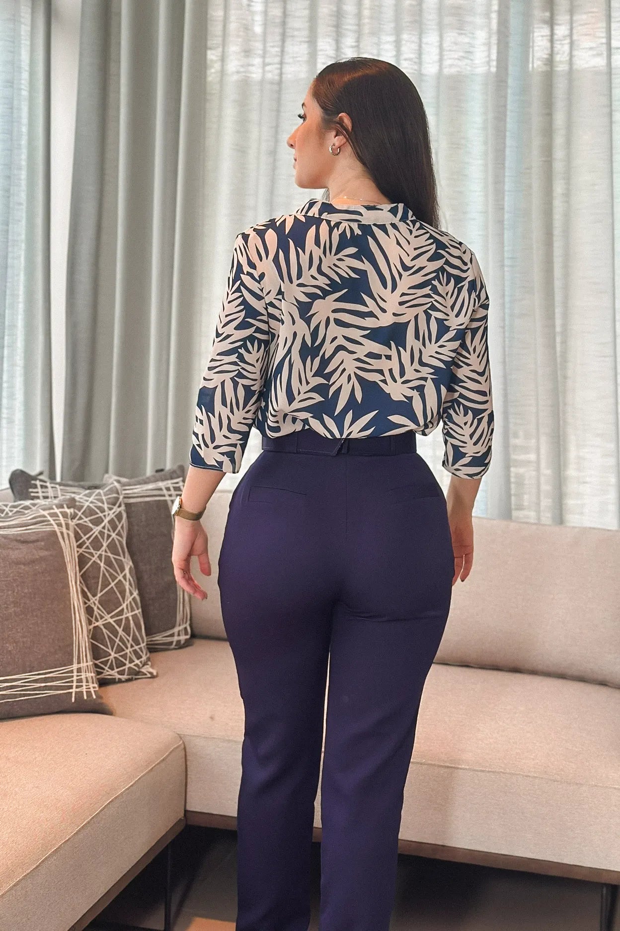 Conjunto: Blusa Manga 3/4 Decote "V" Deise Estampada Azul + Calça Cinto Encapado Cenoura Azul Marinho