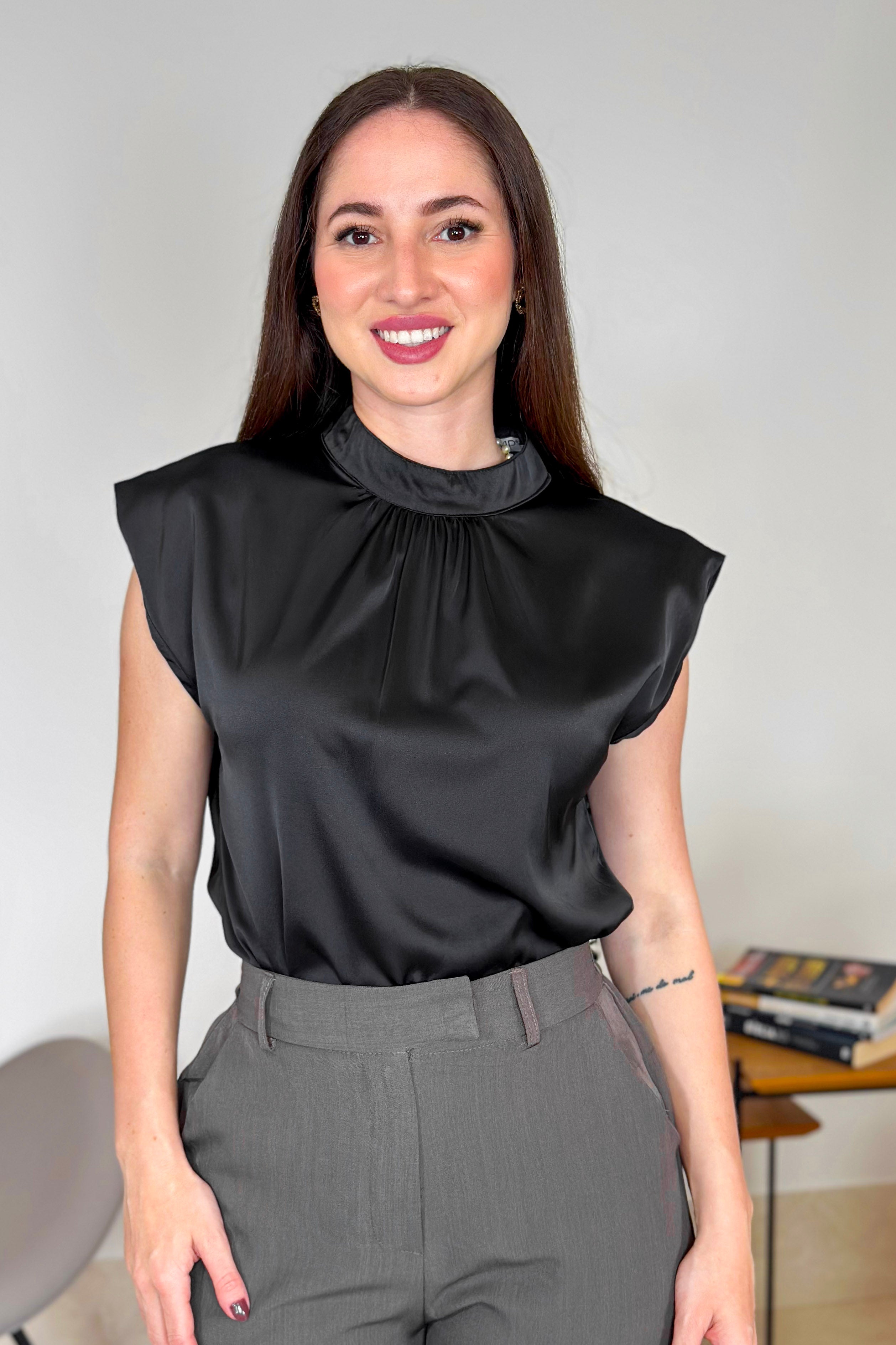 Blusa Regata em Poly Silk Detalhe Pregas Colo Lorrana Preta