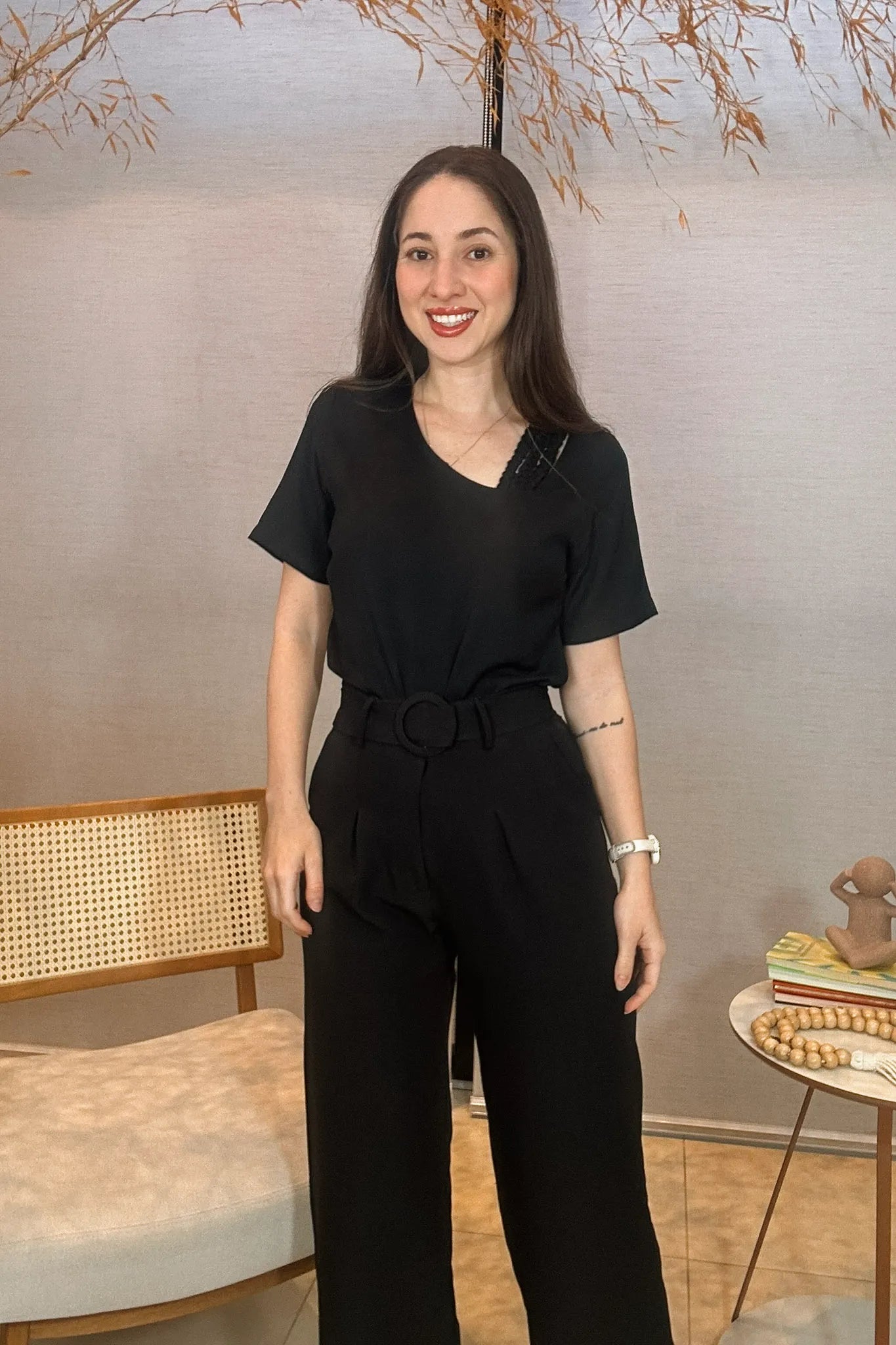 Conjunto: Blusa Manga Curta Visco Soft Decote Assimétrico Trançado Lara Preta + Calça Corte Reto Detalhe Cinto Priscila Preta