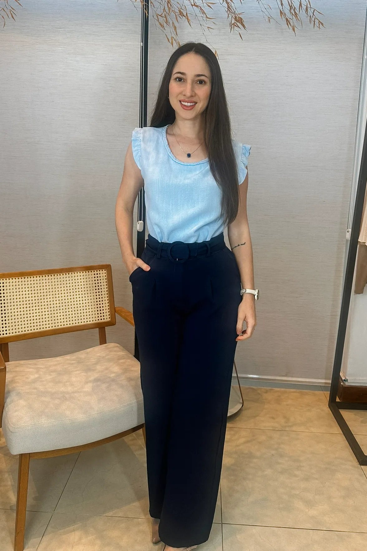 Conjunto: Blusa Detalhe Gola Trançada Em Visco-linho Laura Azul + Calça Corte Reto Detalhe Cinto Priscila Azul Marinho