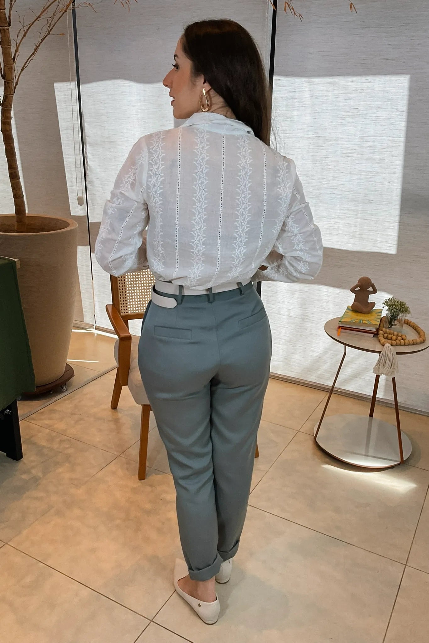 Conjunto: Camisa Manga Longa em Laise Dalila Branca + Calça Cenoura Cinto Encapado Cinza