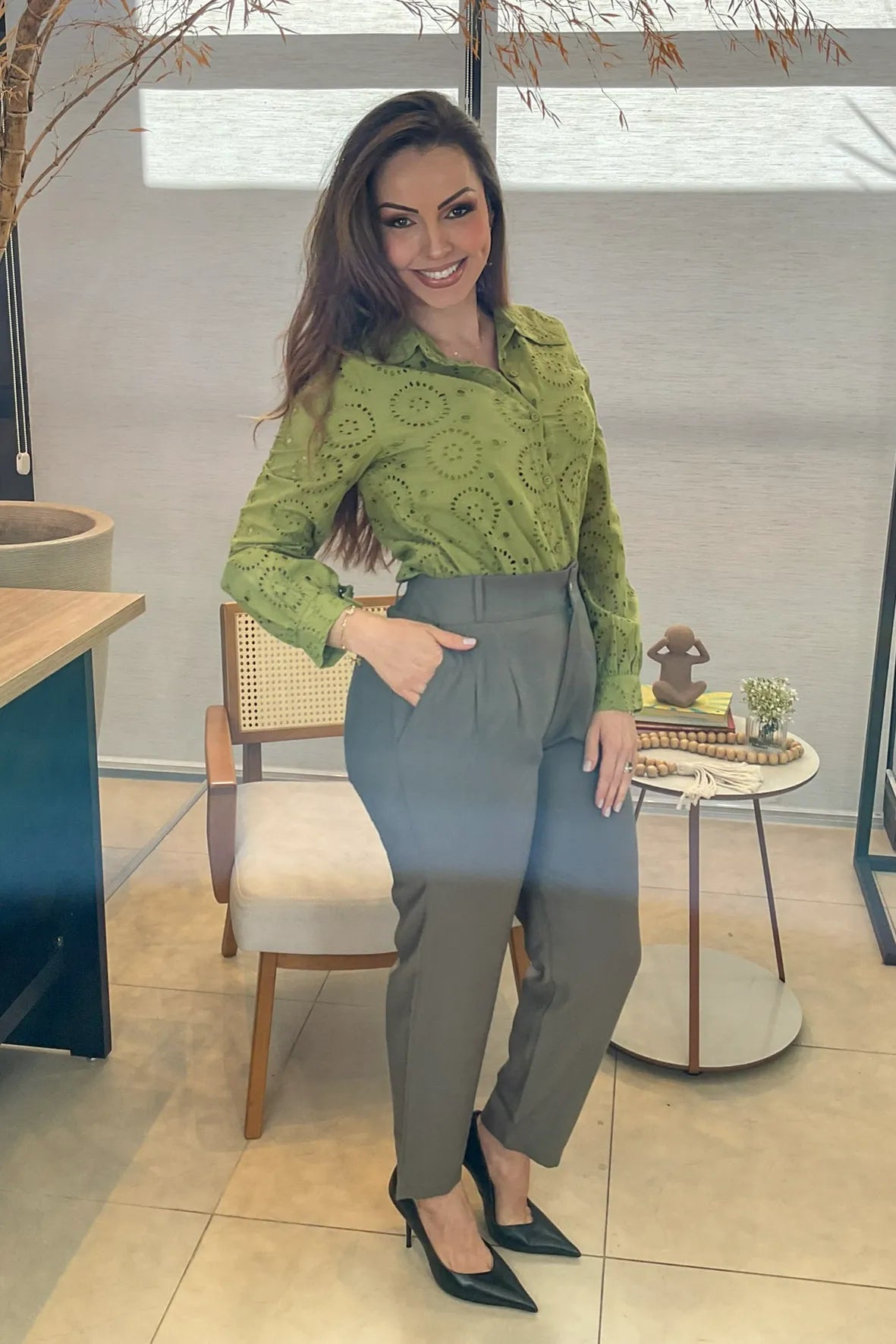 Conjunto: Camisa Manga Longa Em Laise Maia Verde Militar + Calça Corte Reto Alfaiataria Serena Laísa Verde Militar