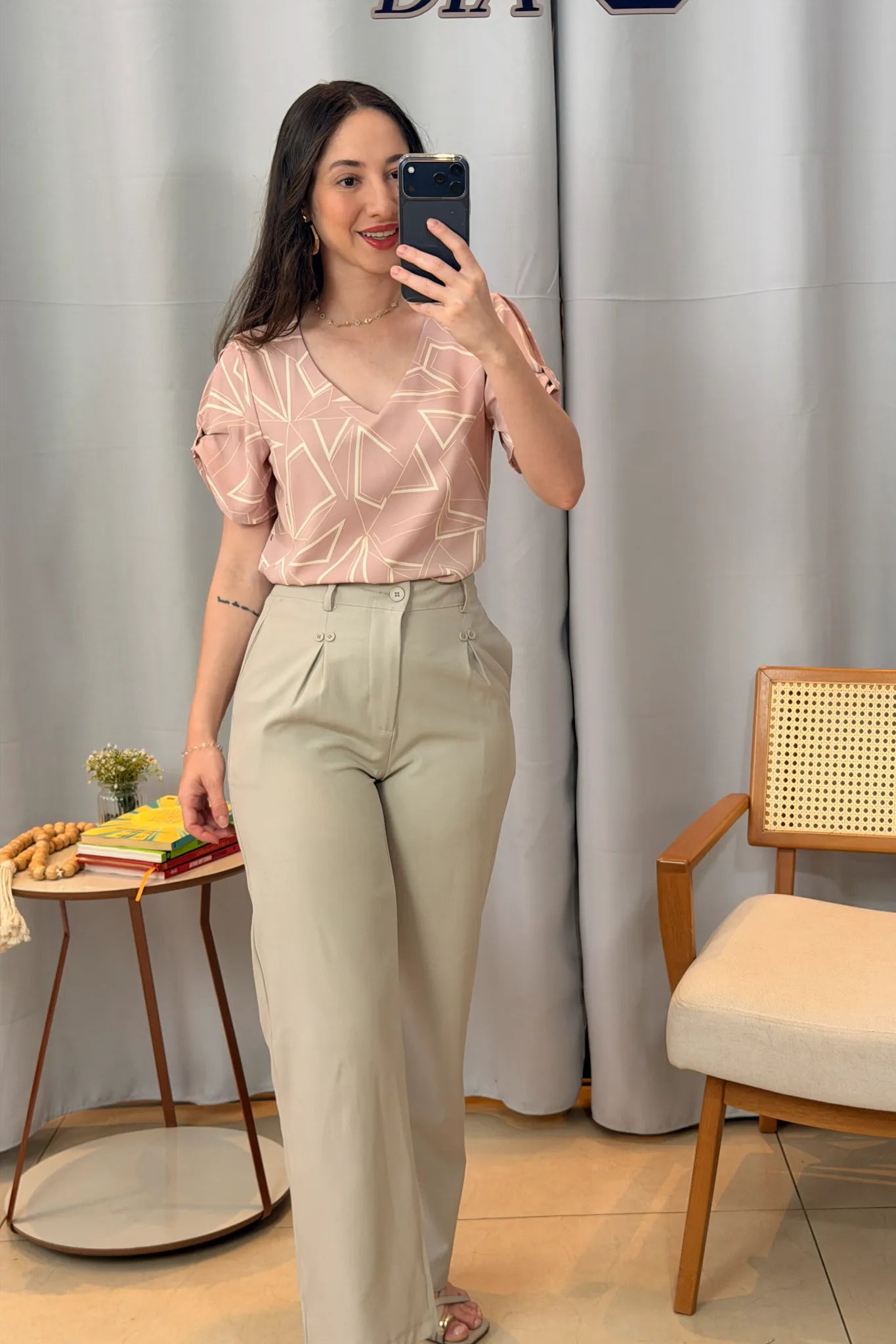 Conjunto: Blusa Manga Curta Decote "V" Crepe Classic Margot Estampada Rosa + Calça Pantalona Detalhe Botões Crepe Alfaiataria Larissa Cinza Claro