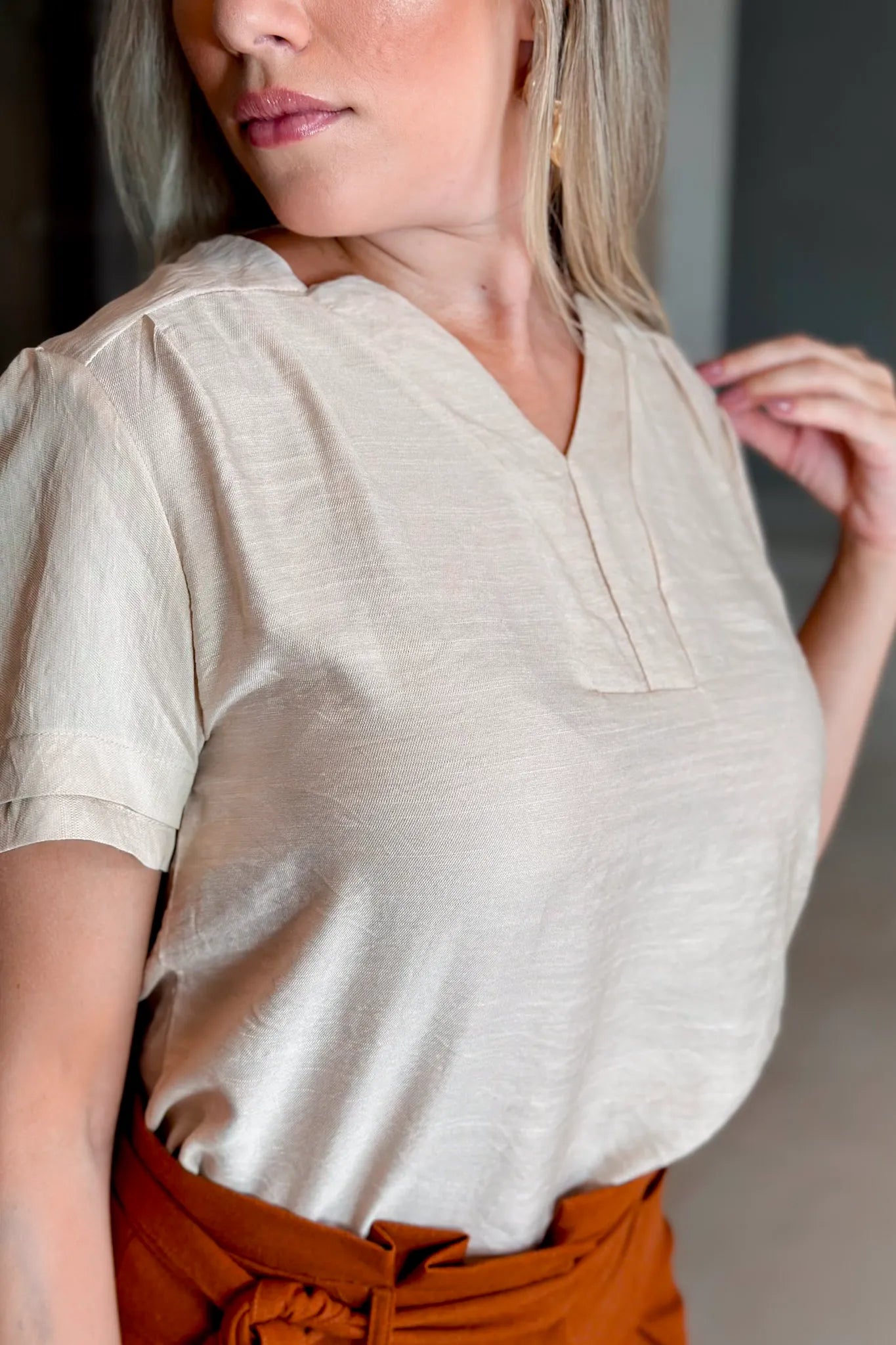 Blusa Manga Curta Decote "V" Graziela Bege