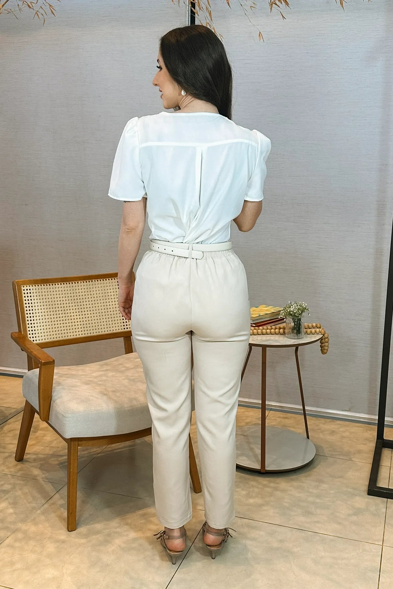 Conjunto: Blusa Manga Curta Detalhe Decote Crepe Classic Carolina Branca + Calça Corte Reto Detalhe Botão Encapado Em Crepe Milano Maria Creme