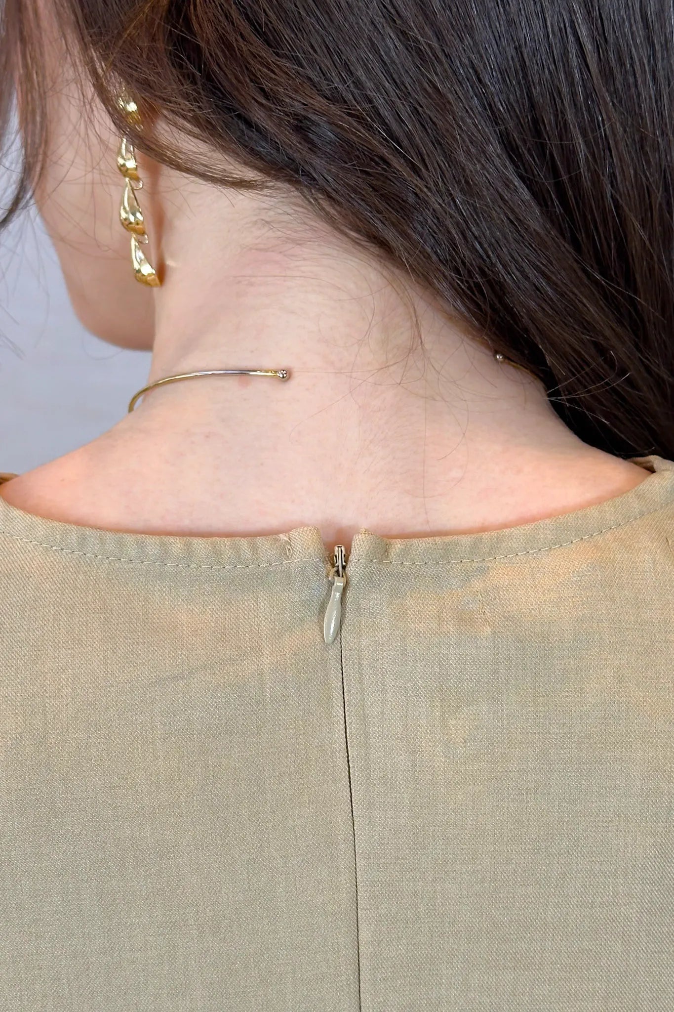 Vestido Decote "V" Regata Detalhe Cinto Soft Elegance Malu Bege