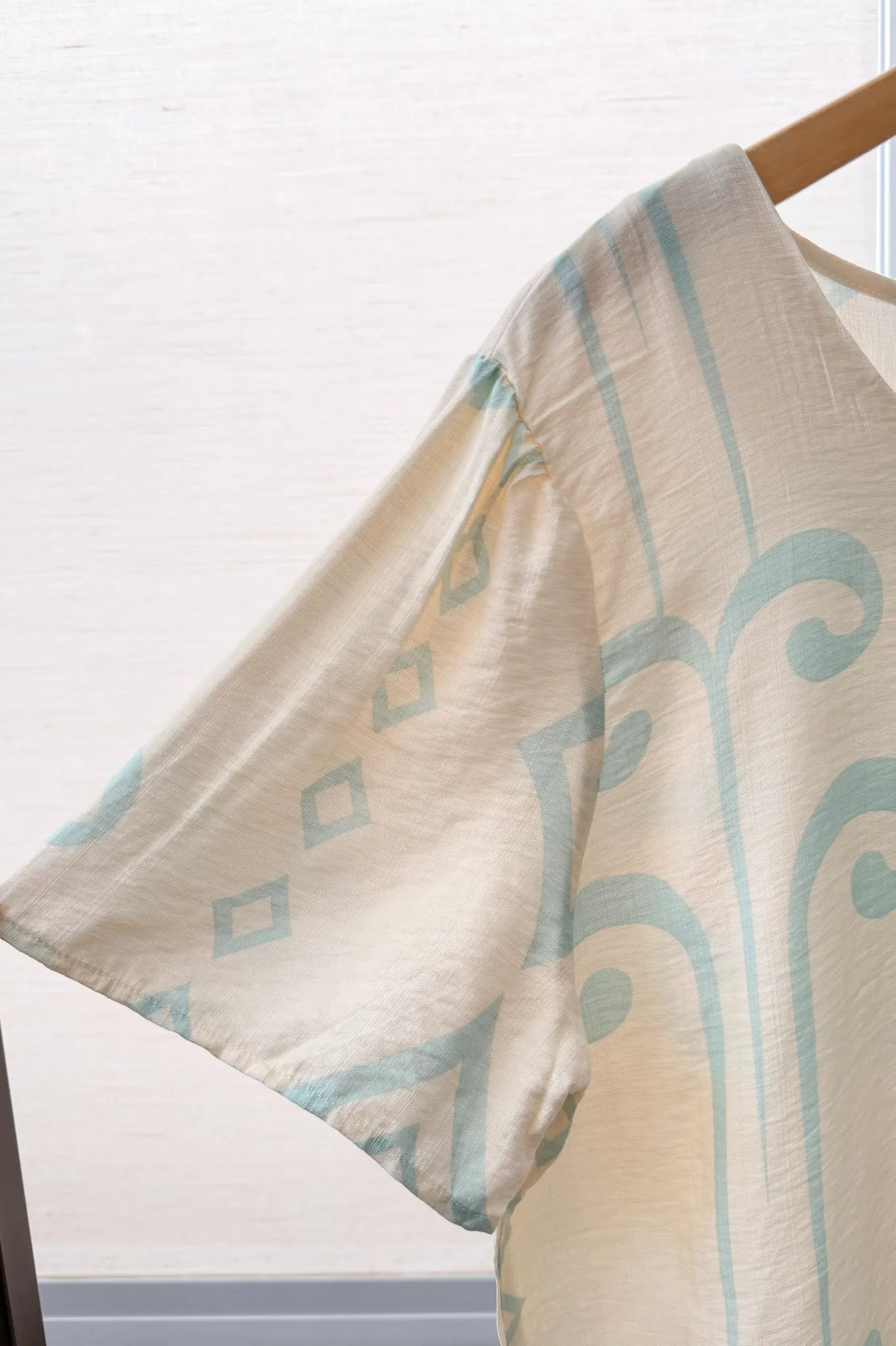 Blusa Manga Curta Detalhe Botão Vânia Estampada Azul Claro