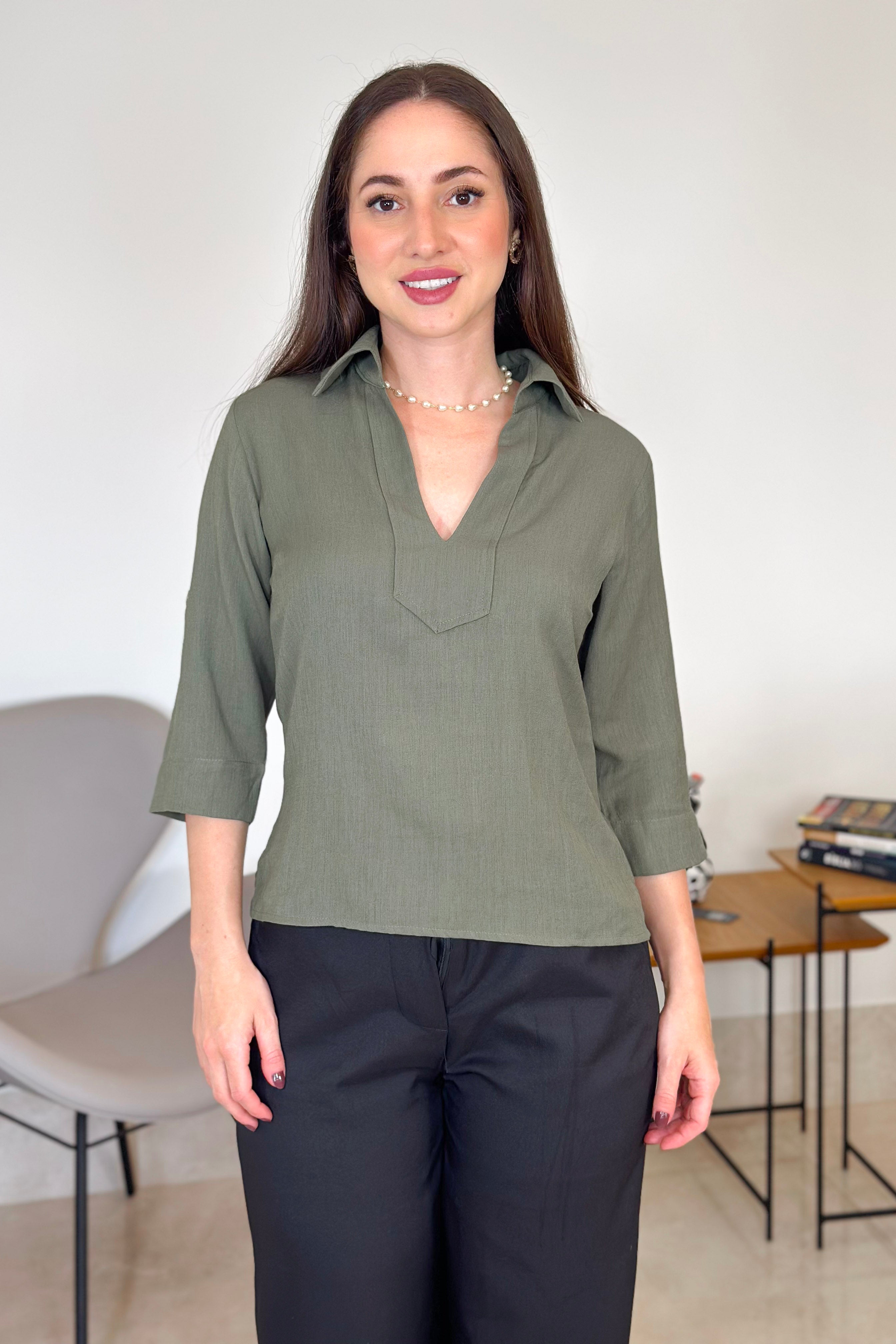 Blusa Manga 3/4 em Visco Soft Detalhe Botão Elisabeth Verde Militar