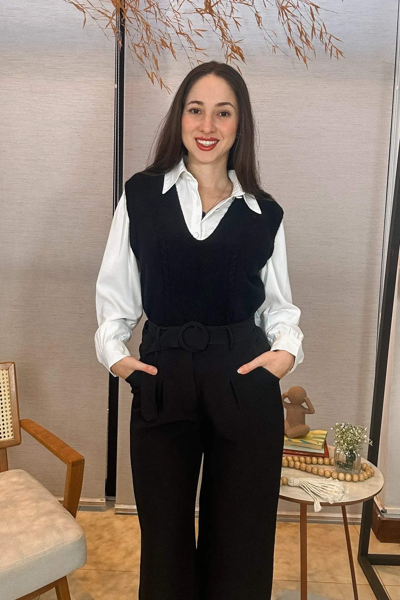 Conjunto: Camisa Manga Longa Lisa Gabriela Branca + Calça Corte Reto Detalhe Cinto Priscila Preta + Colete Em Tricot Mousse Amelie Preto