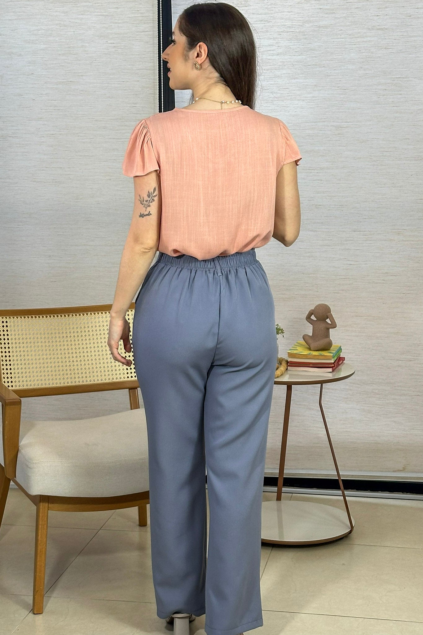 Conjunto: Blusa Manga Curta Detalhe Gola Trançada Visco-linho Leila Rosa + Calça Pantalona Crepe Milano Detalhe Botão Encapado Elena Azul