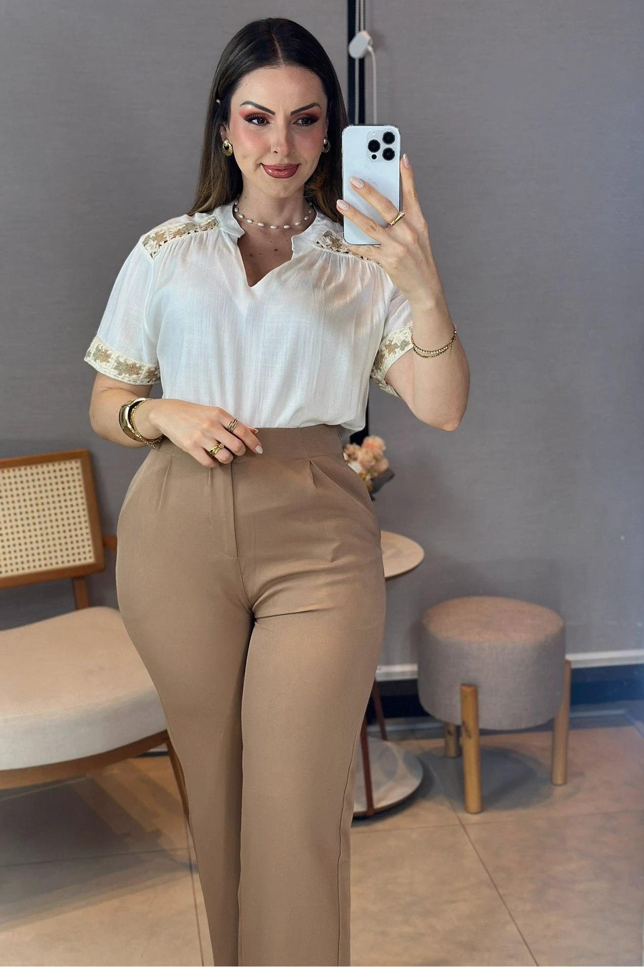 Conjunto: Blusa Manga Curta Decote em "V" Visco Linen com Detalhes Bordados Beatrice Branca + Calça Corte Reto em Alfaiataria com Detalhe em Pregas Selena Marrom Claro