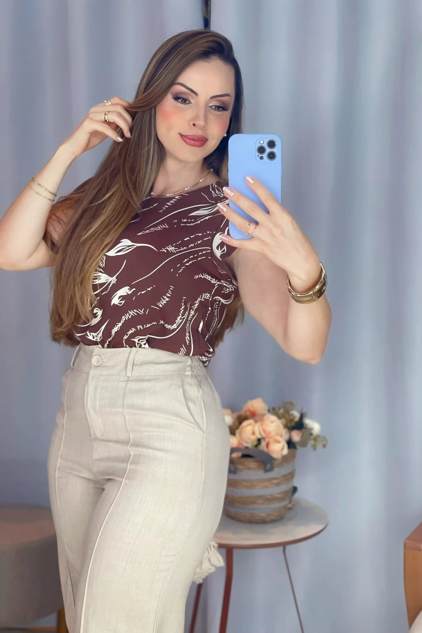 Conjunto: Blusa Manga Curta Transpassada Estampada em Crepe Classic Simone Marrom + Calça Corte Reto Cotton Alfaiataria Lisse Detalhe em Friso Ariane Creme