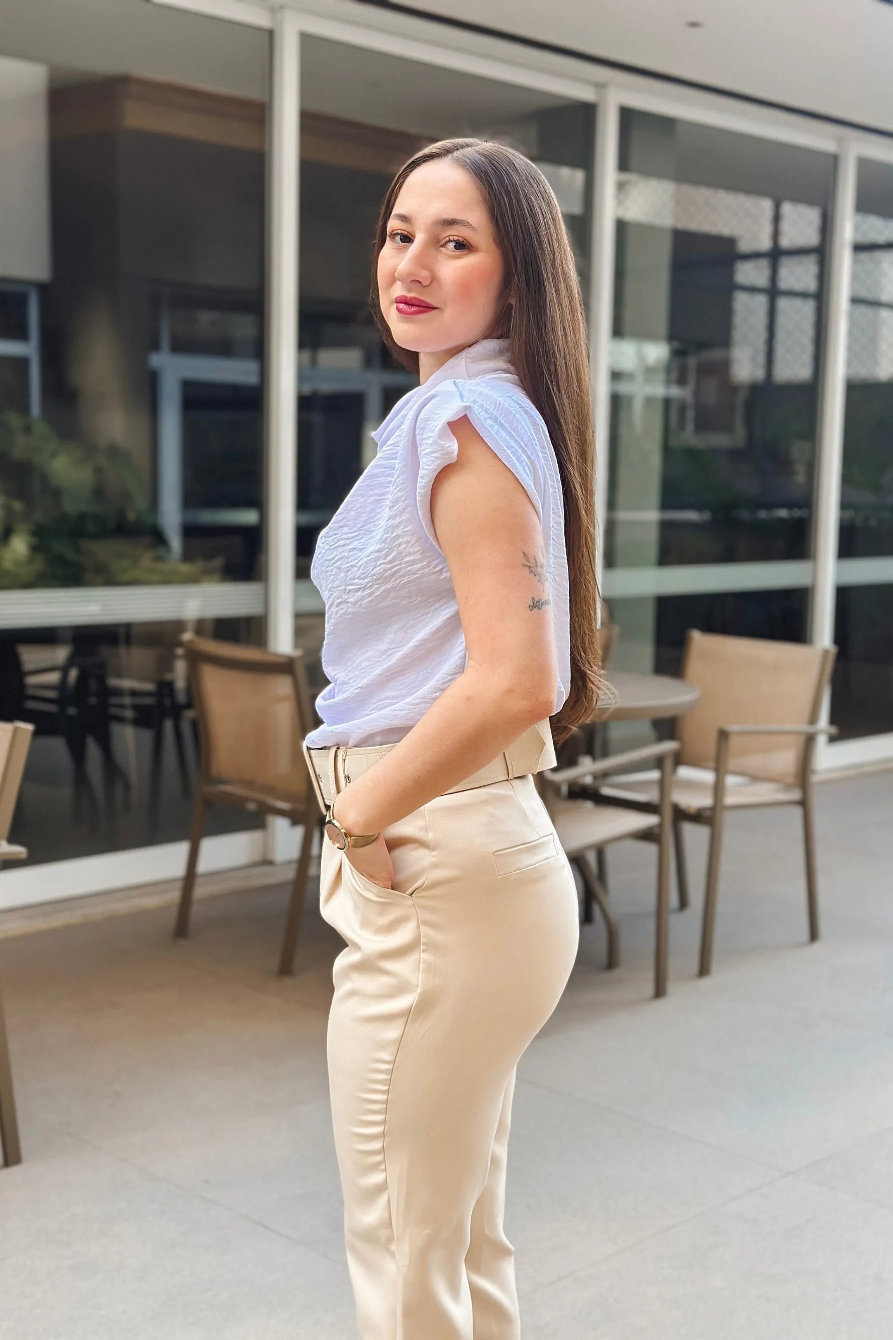 Conjunto: Blusa Manga Curta Gola Boba Andressa Branca + Calça Cenoura Cinto Encapado Bege