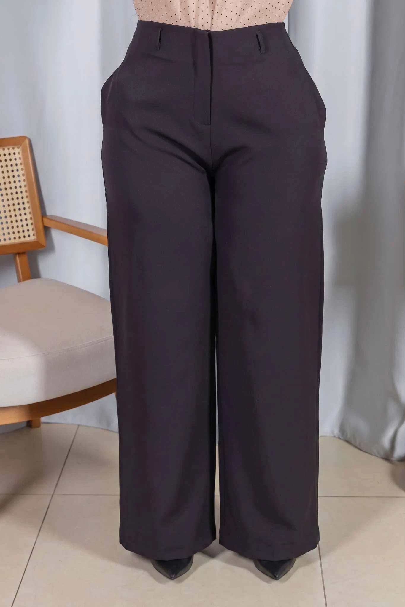 Calça Pantalona em Alfaiataria com Cinto Encapado Cinthia Preta