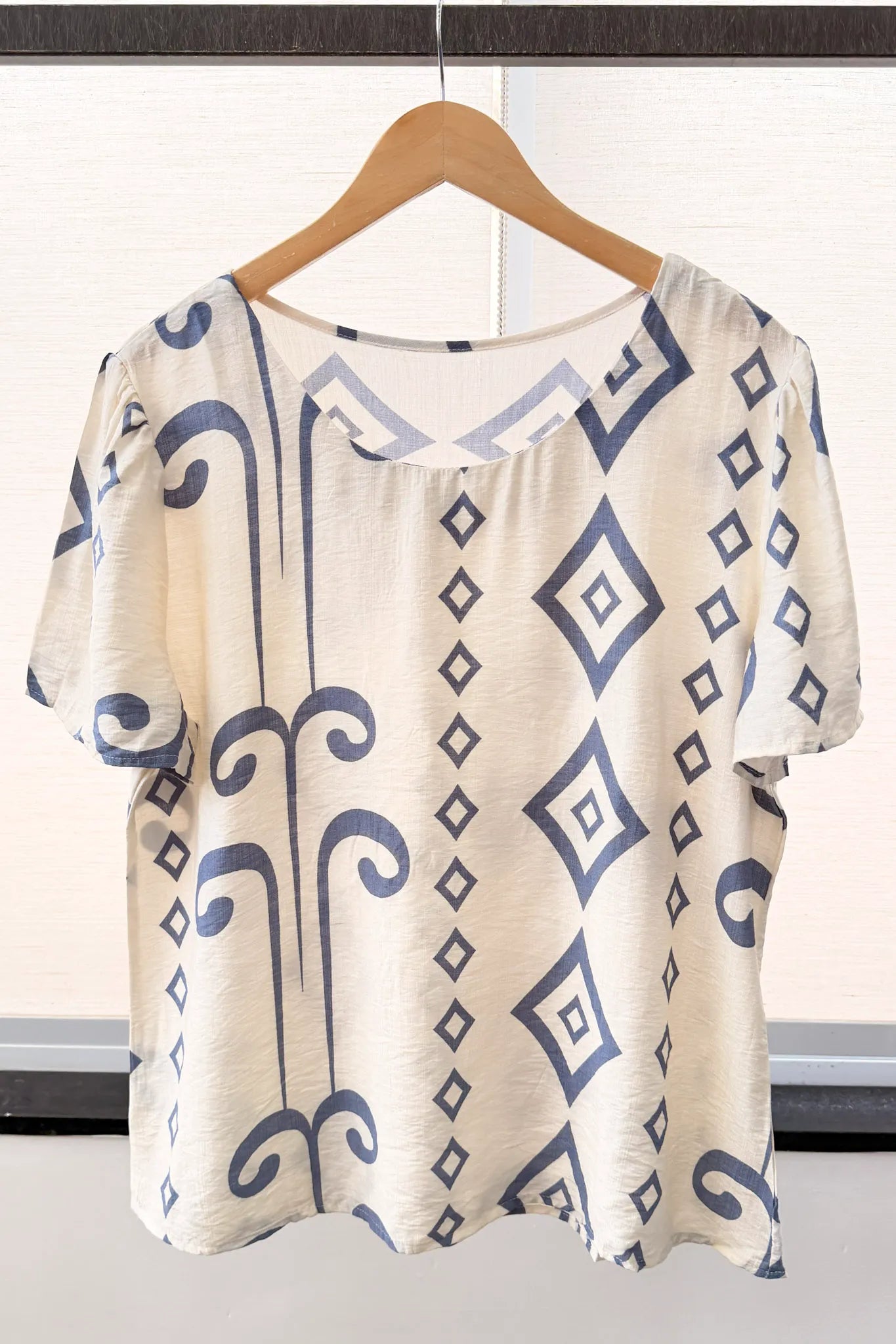 Blusa Manga Curta Detalhe Botão Vânia Estampada Azul