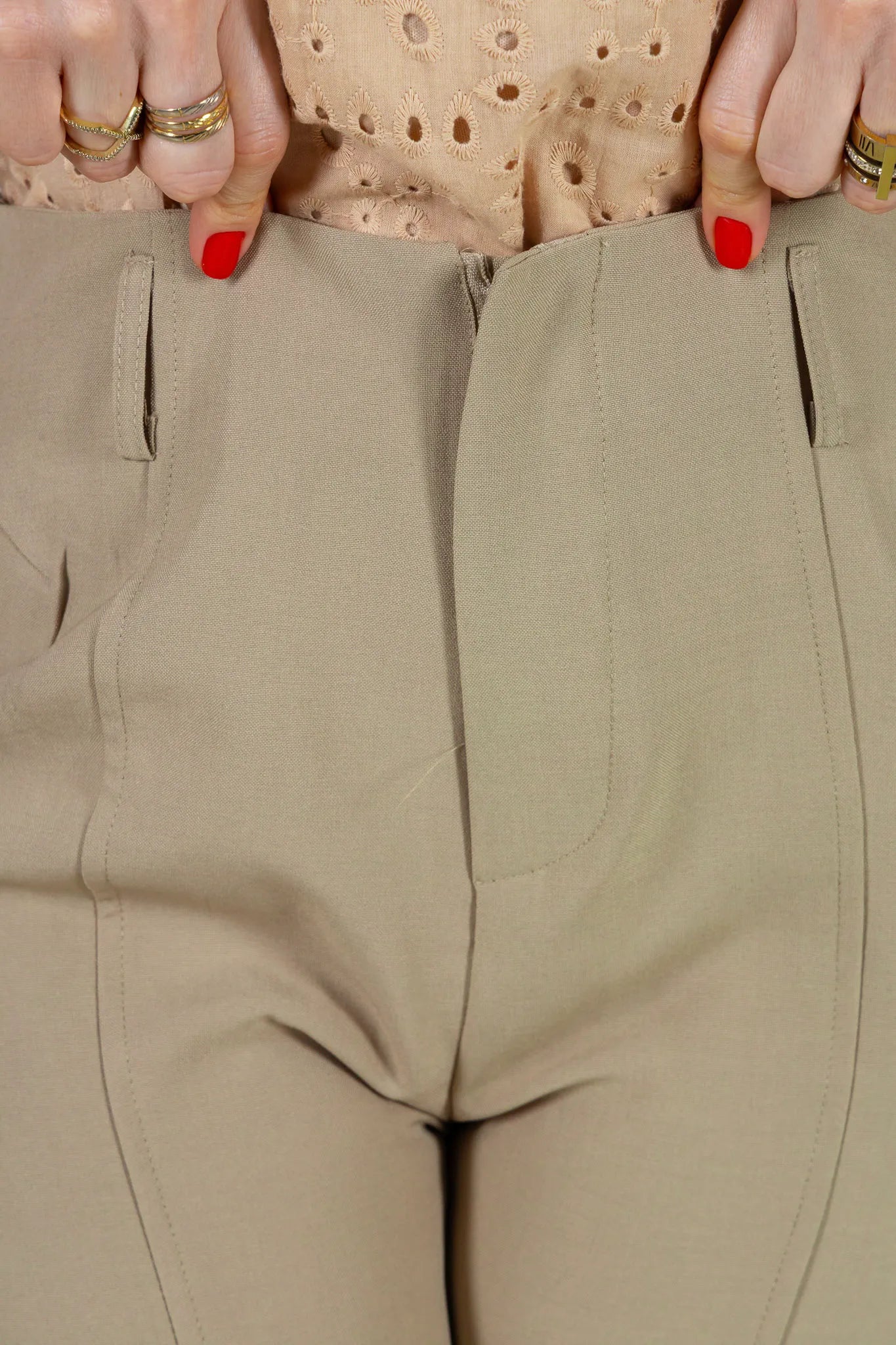 Calça Alfaiataria Corte Reto Friso e Cós Infinito Bianca Caqui