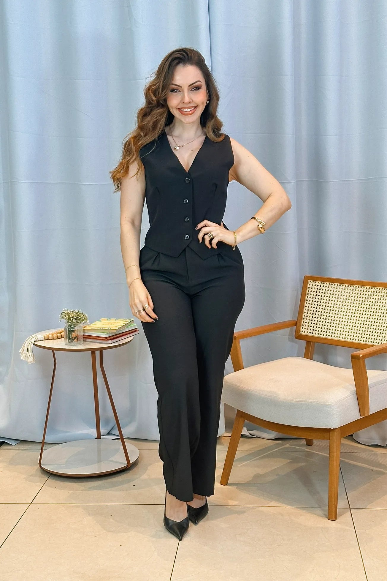 Conjunto: Colete Curto Regata Alfaiataria Detalhe Botões Paolla Oliveira Preta + Calça Pantalona Detalhe Botões Crepe Alfaiataria Larissa Preta