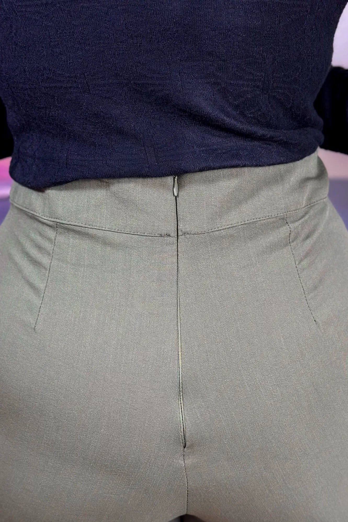 Calça Corte Reto Detalhe Botão Miranda Verde Militar