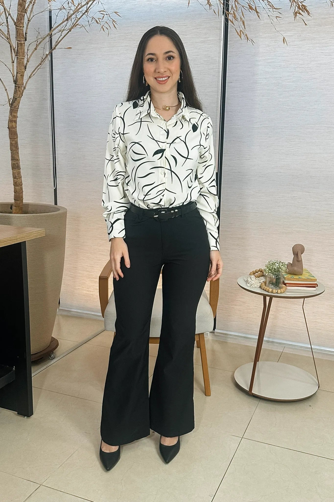 Conjunto: Camisa Manga Longa Crepe Classic Elaine Estampada Branca + Calça Pantalona Em Sarja Letícia Preta