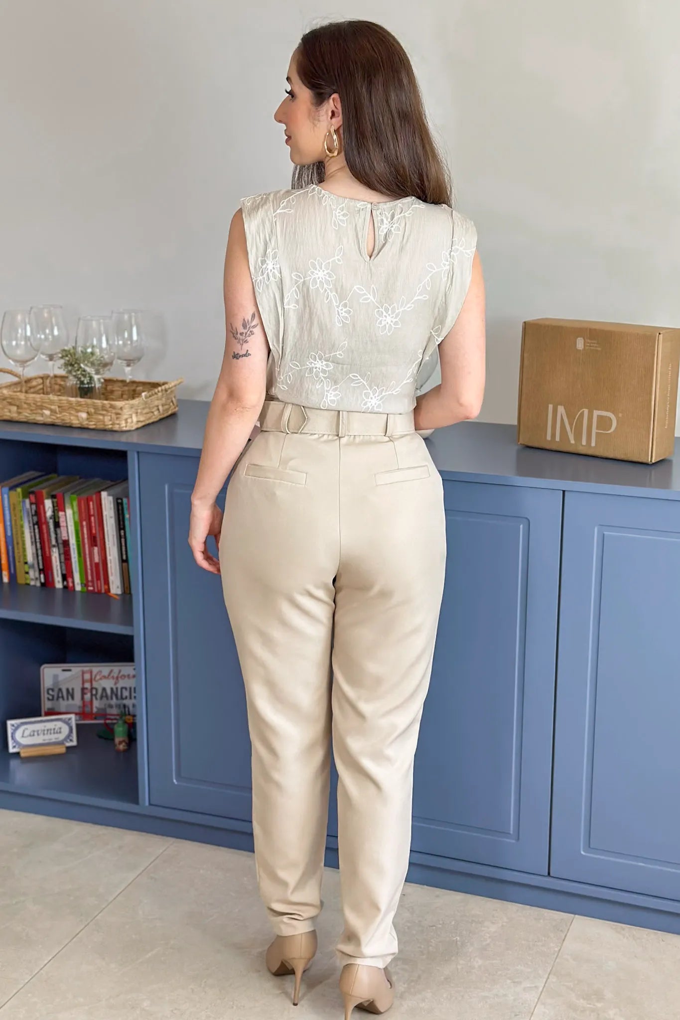Blusa Regata Visco Delicata Detalhe Bordado Leonor Bege