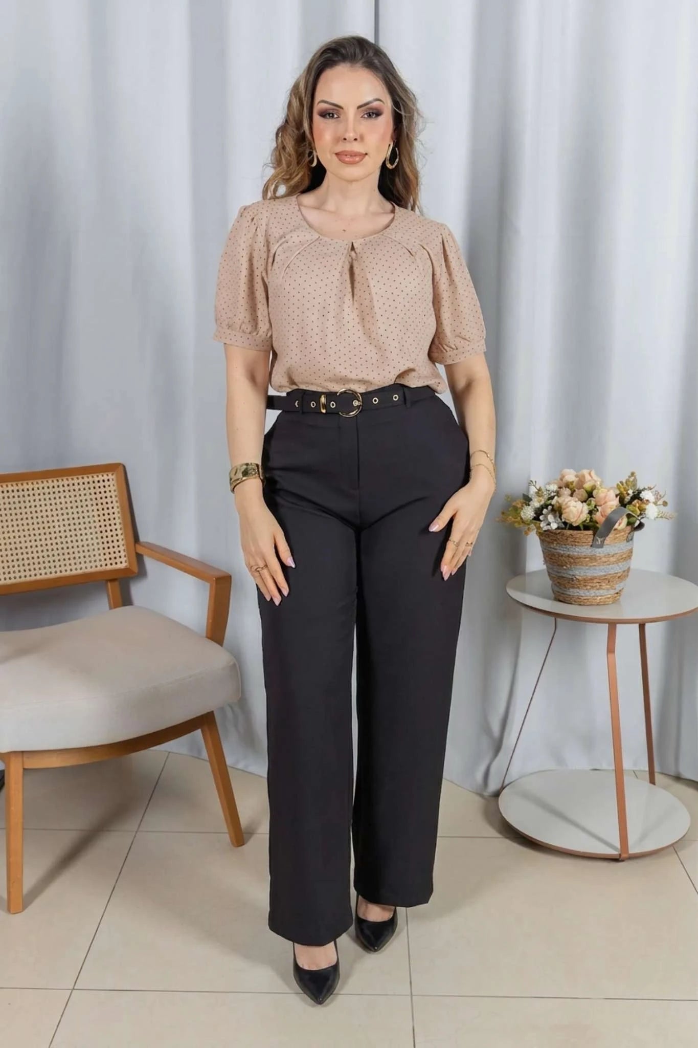 Calça Pantalona em Alfaiataria com Cinto Encapado Cinthia Preta